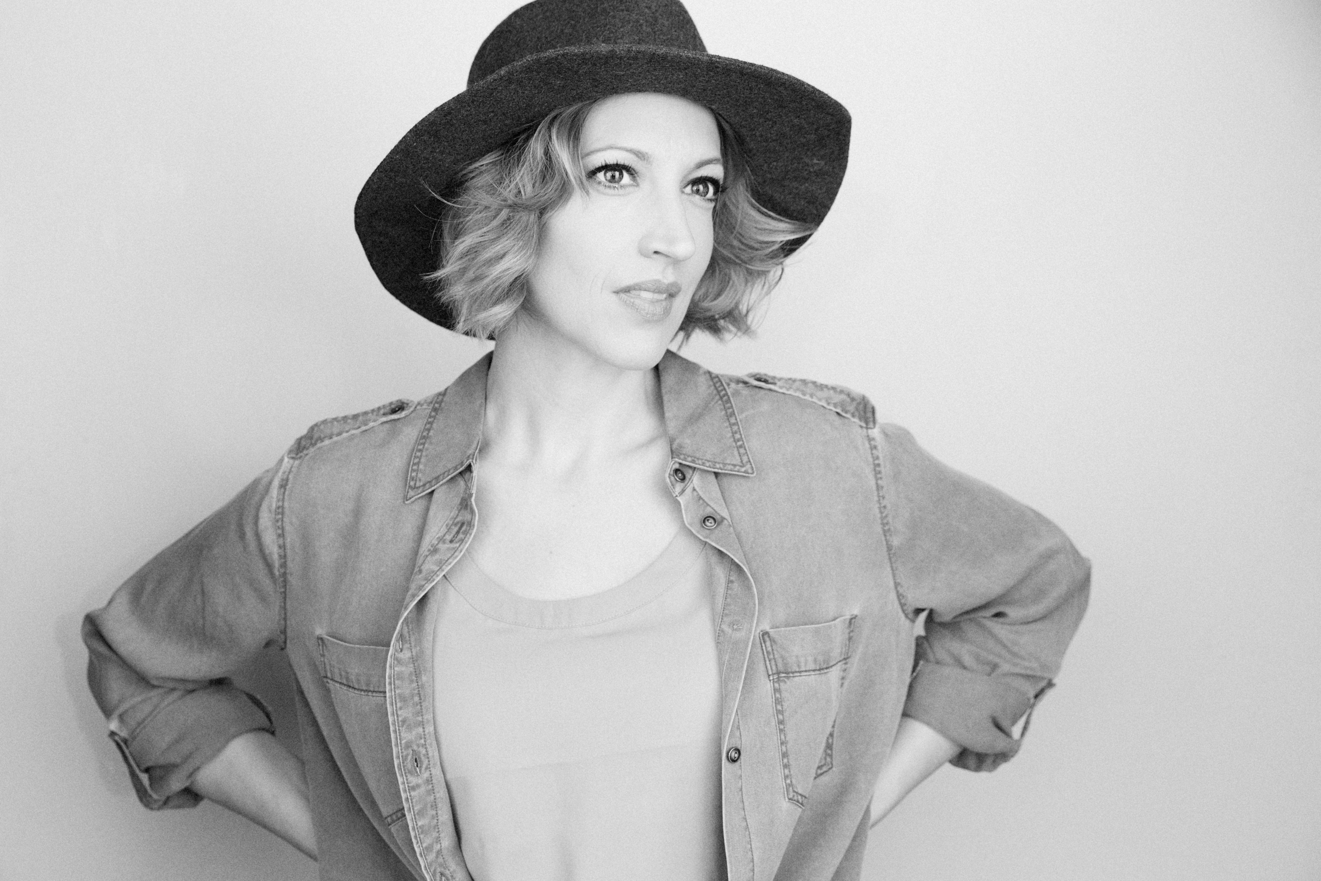 actor Deanna Henson large photo