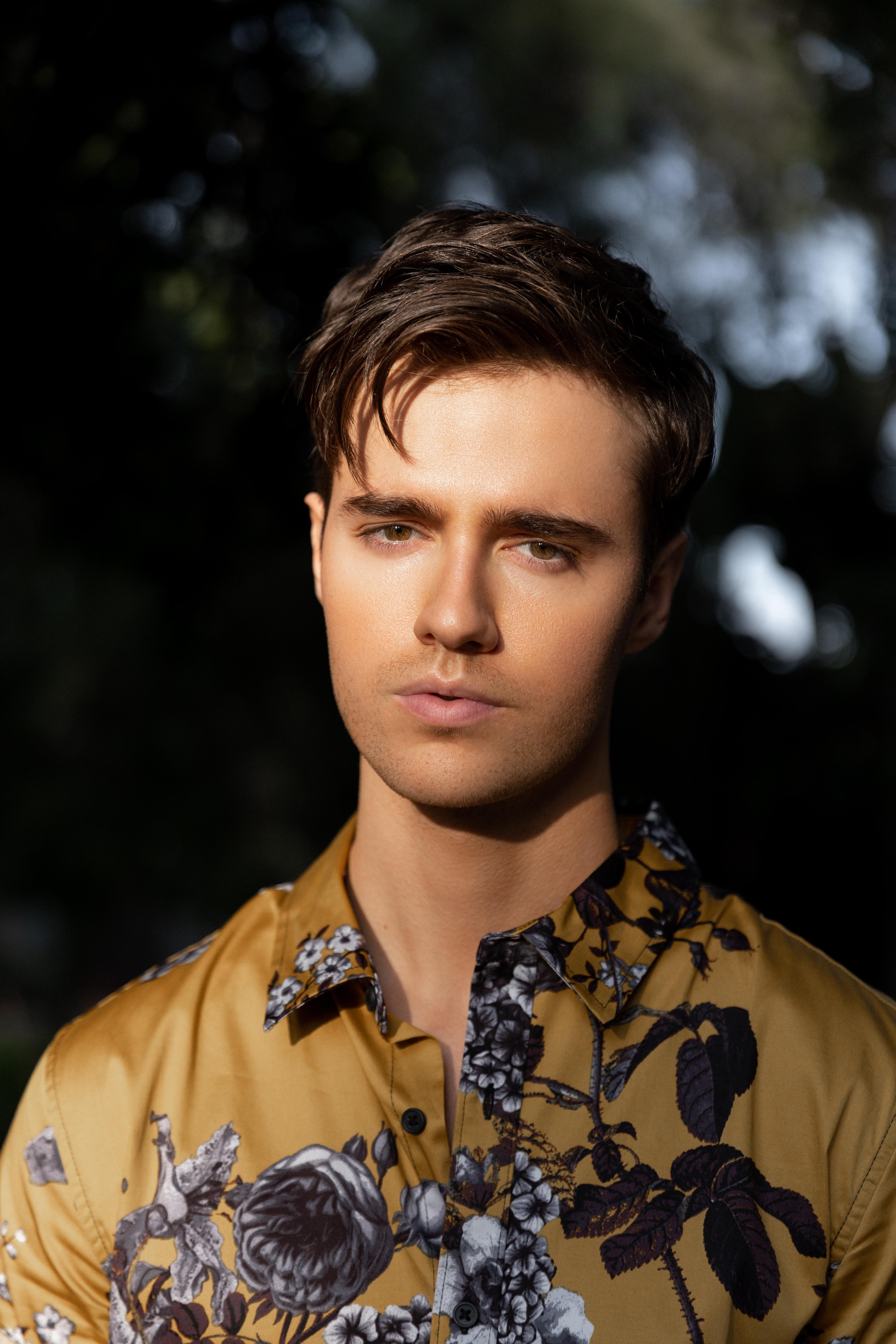 actor Anthony De La Torre large photo