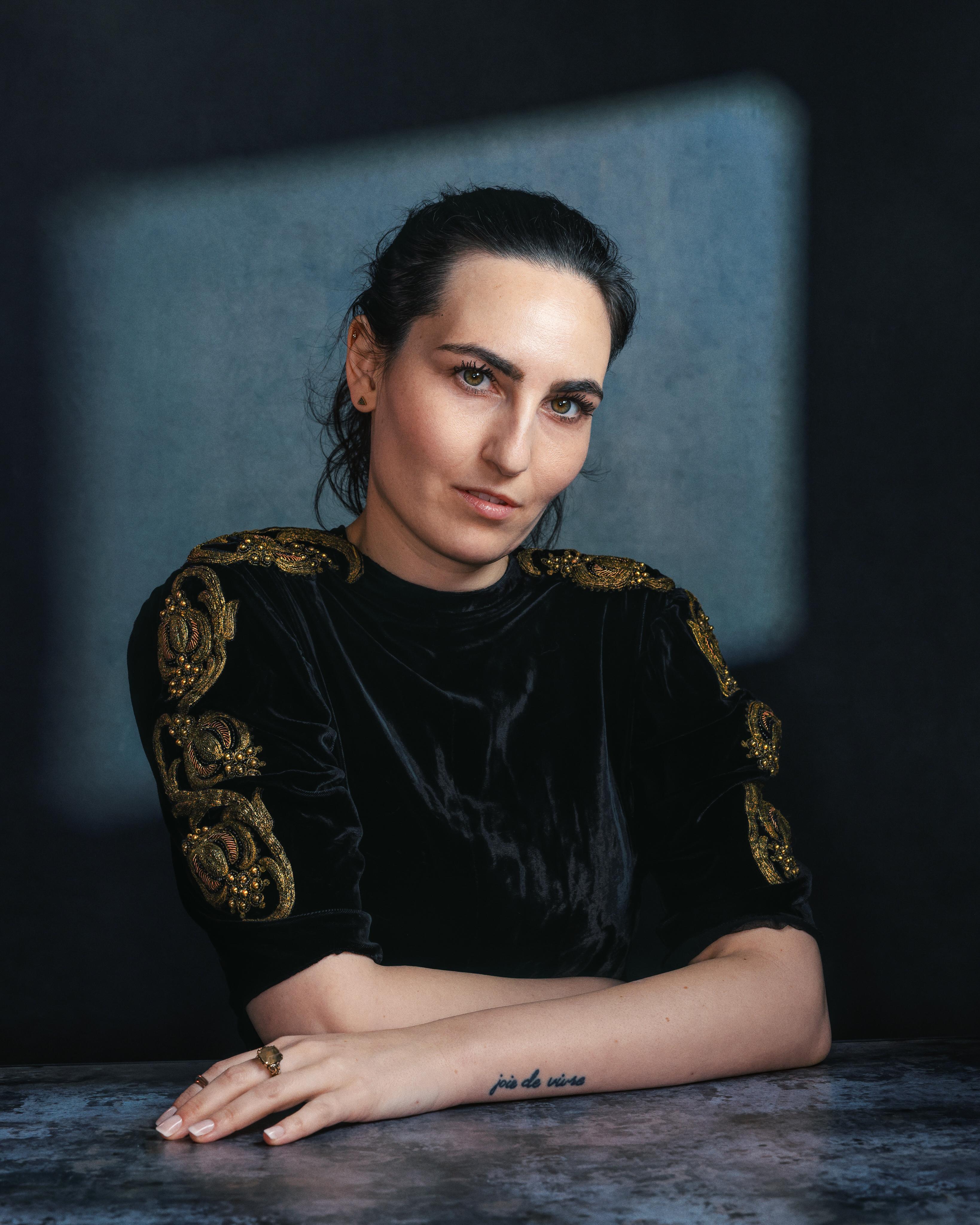 actor Luci MacNair large photo