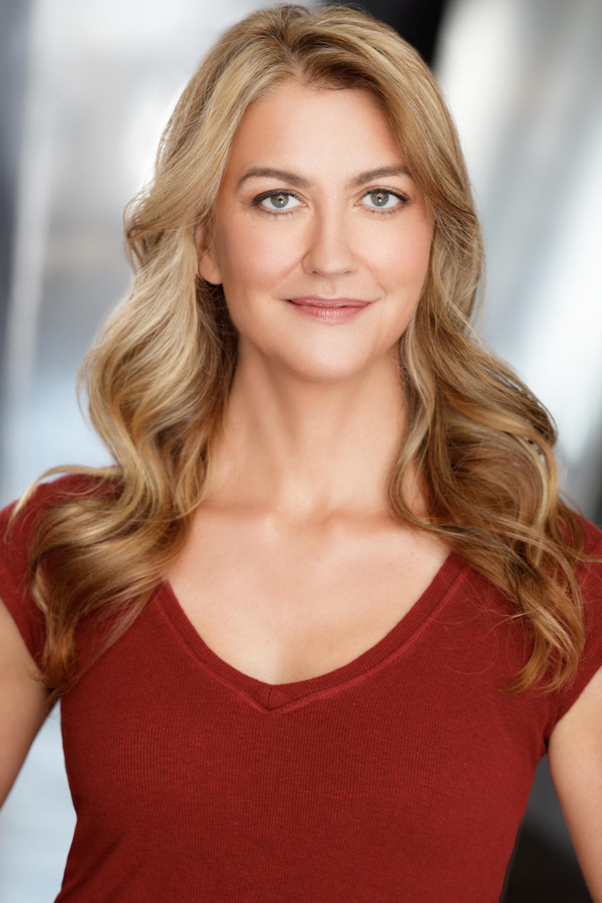 actor Maggie Rowe large photo