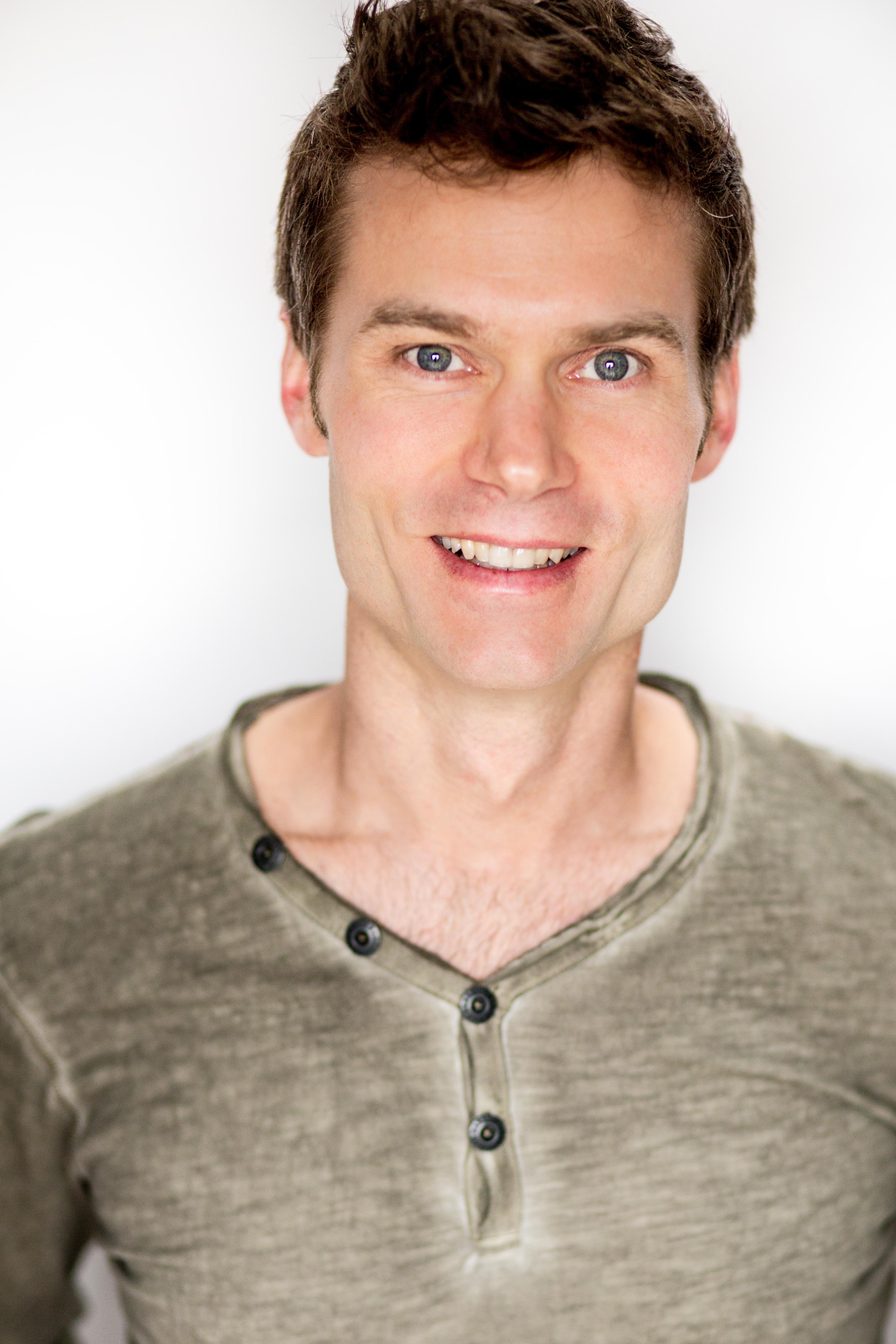 actor Scott Olynek large photo