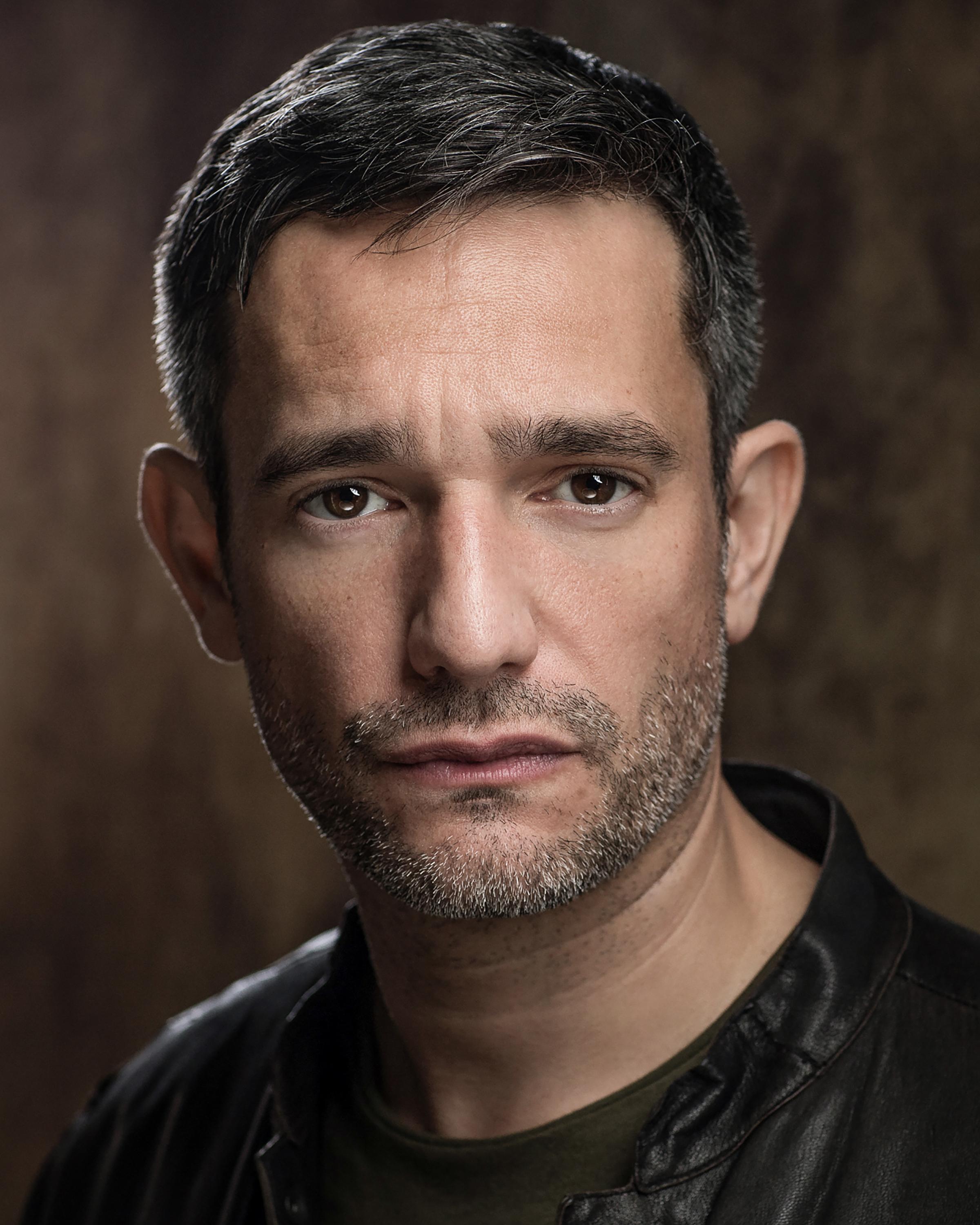 actor Chris Brazier large photo