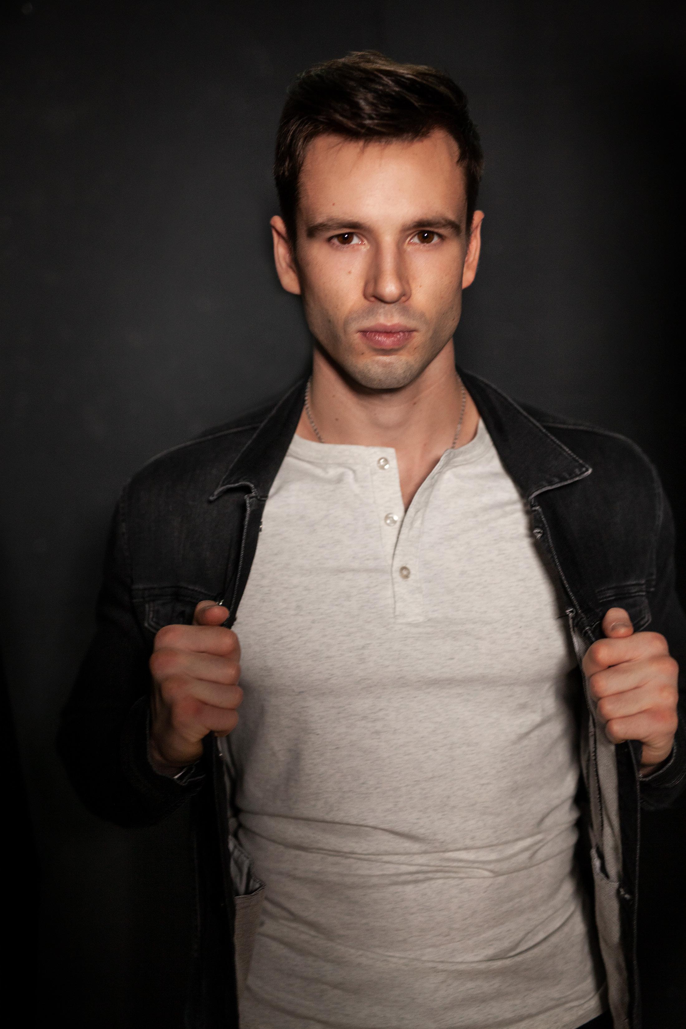 actor Nik Andrews large photo