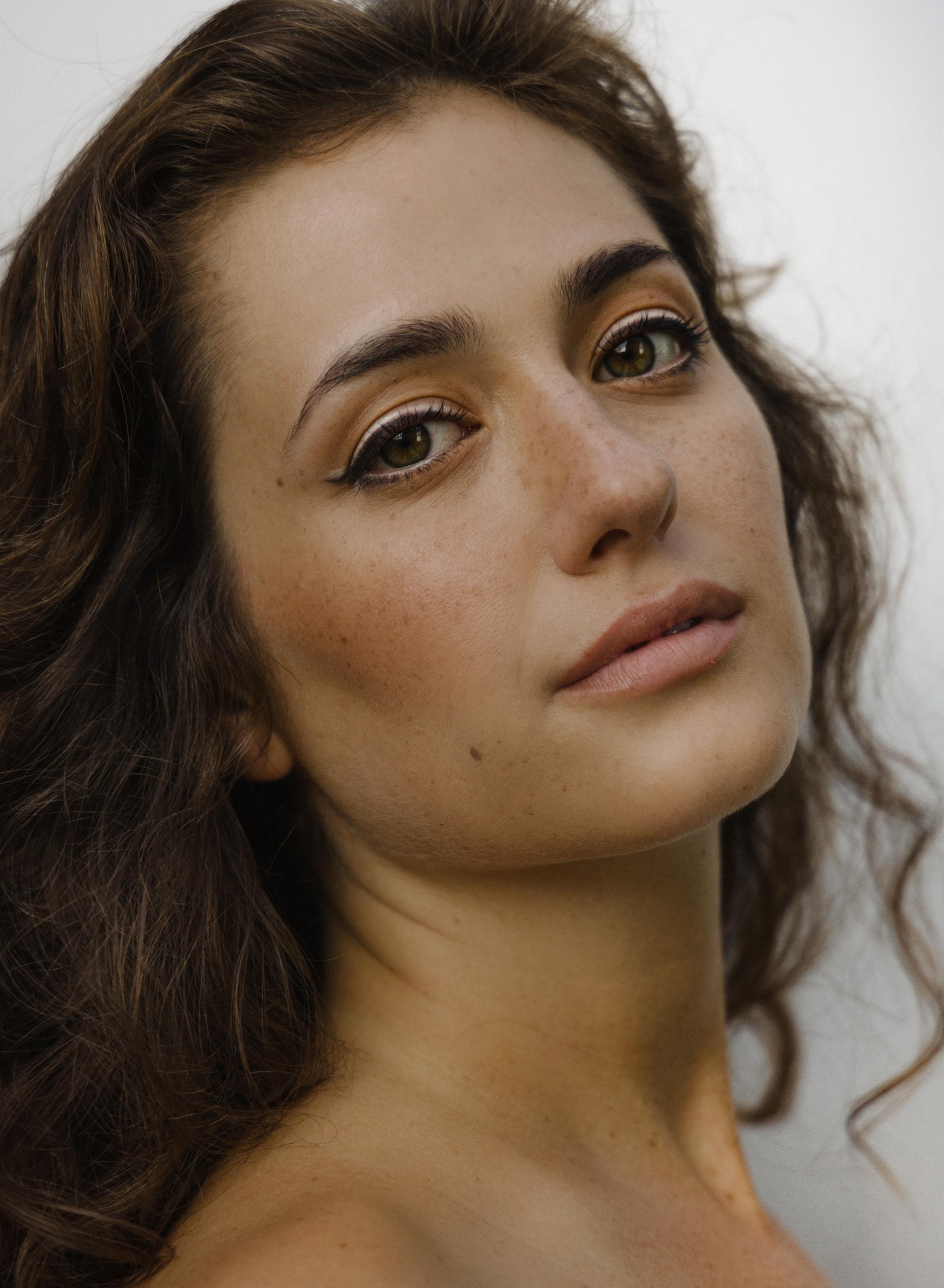 actor Holly Curran large photo