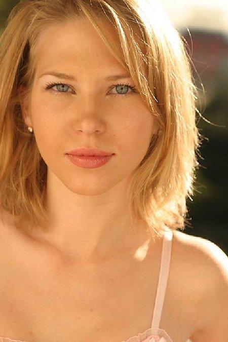 actor Amanda Ward large photo