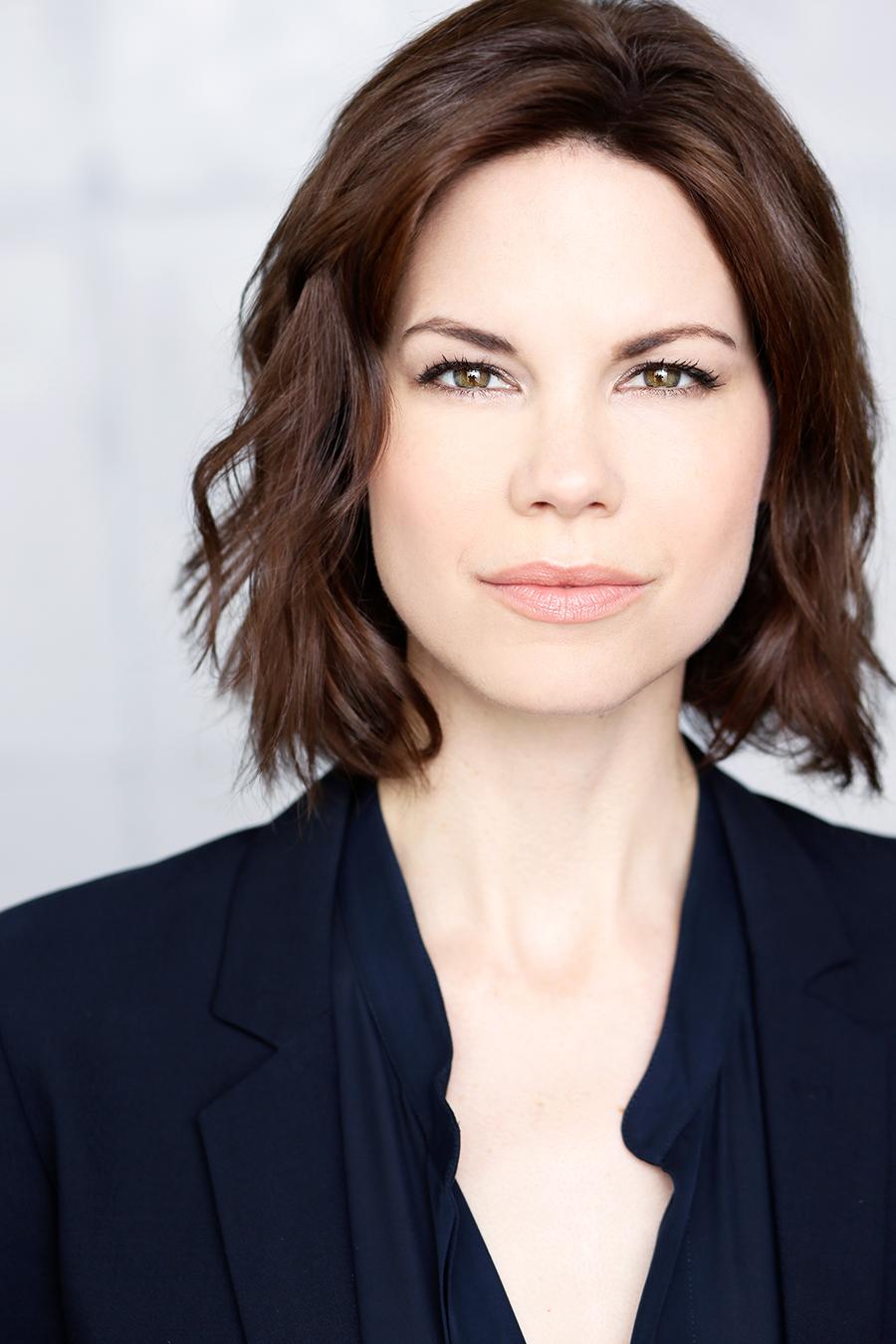 actor Mariana Klaveno large photo