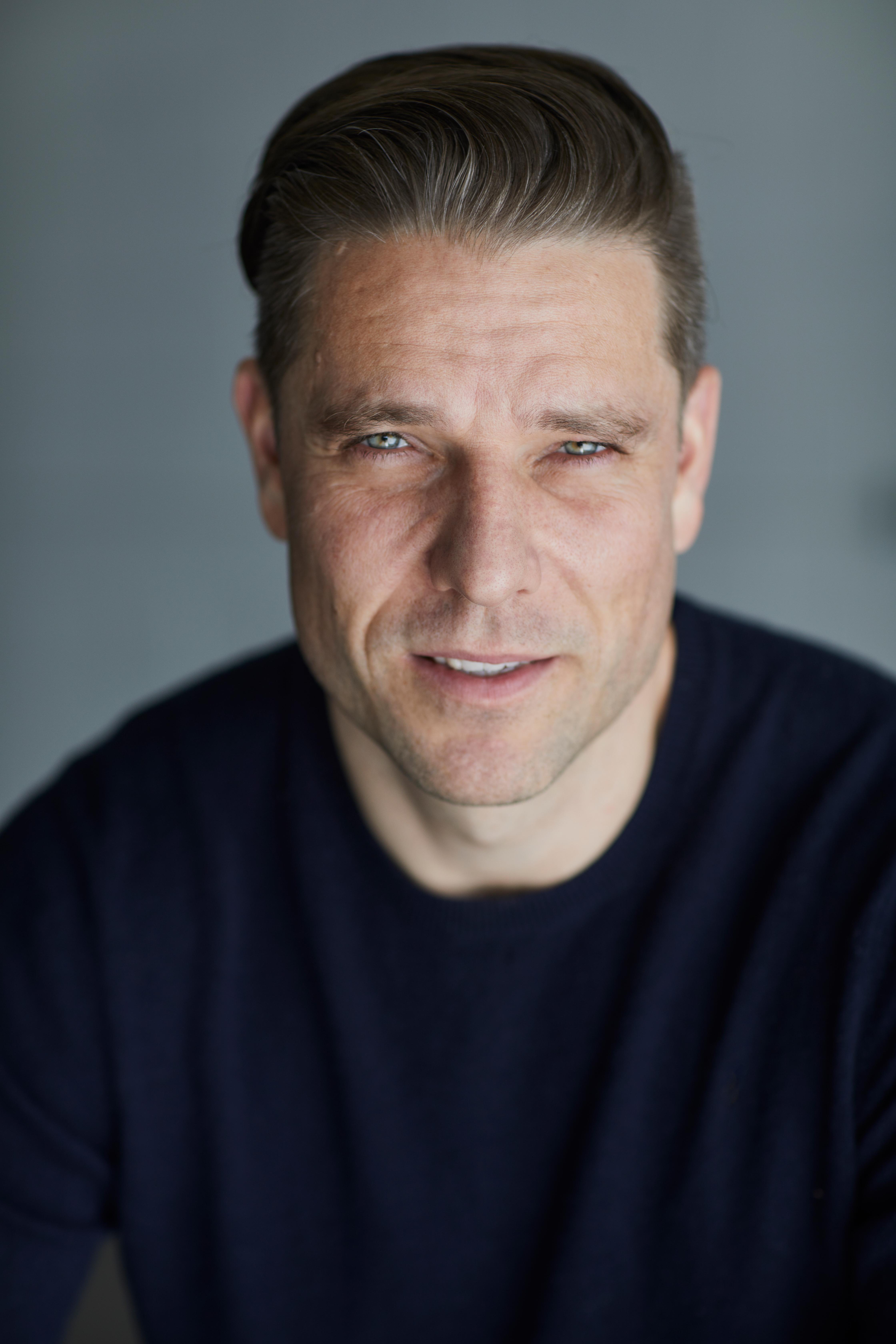 actor Kiel Kennedy large photo