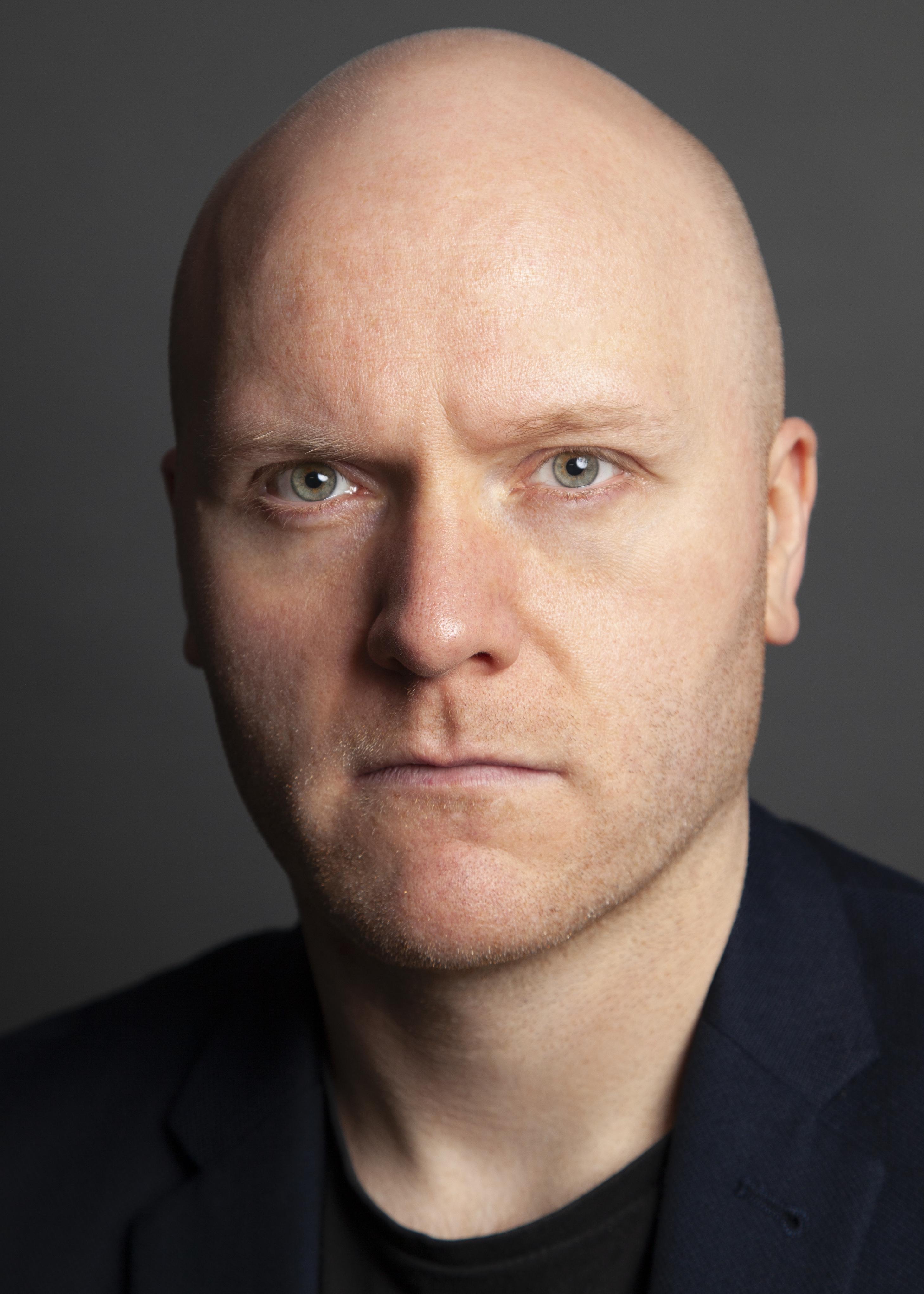 actor Lee Hutchings large photo