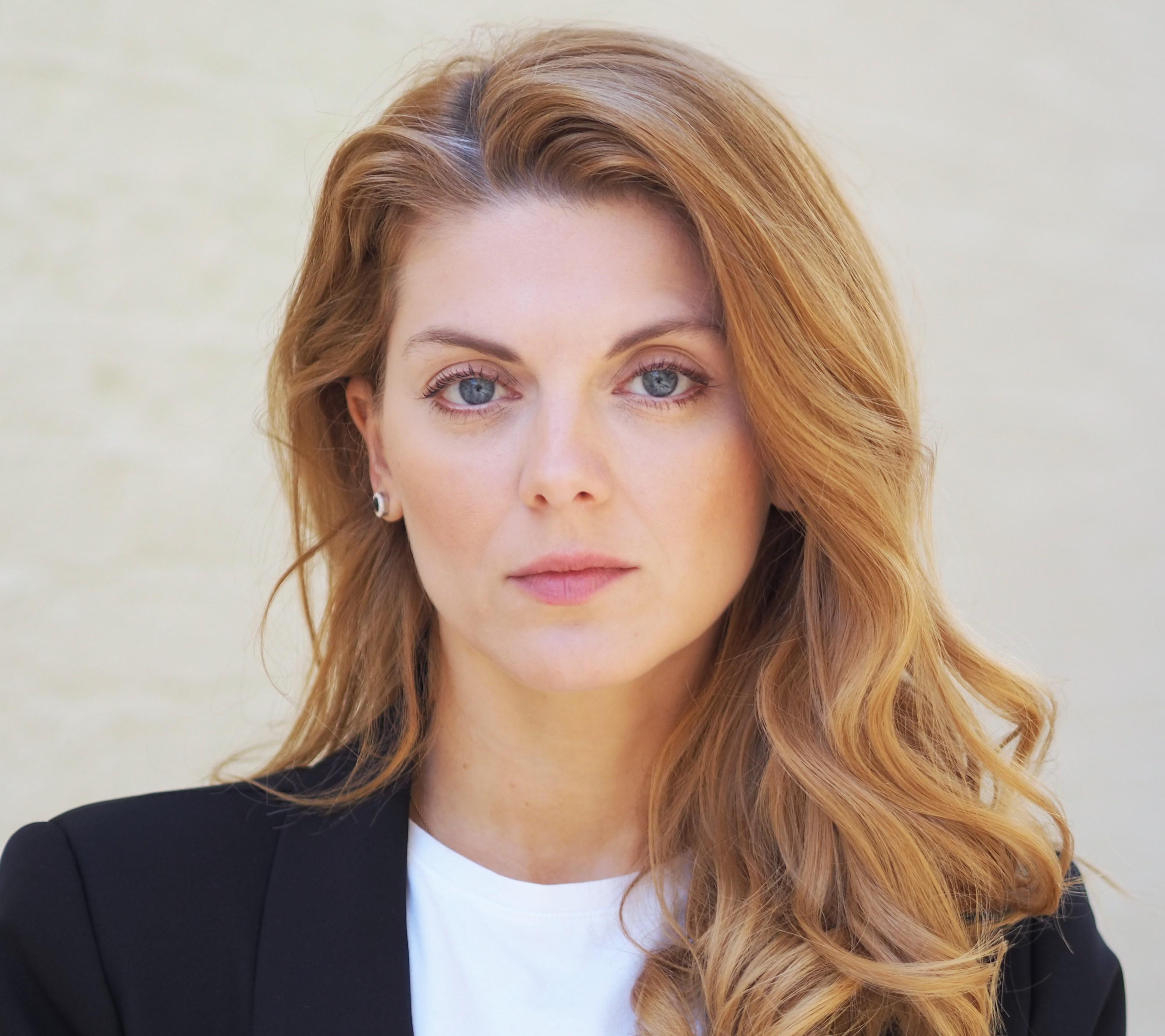 actor Olivia Nita large photo