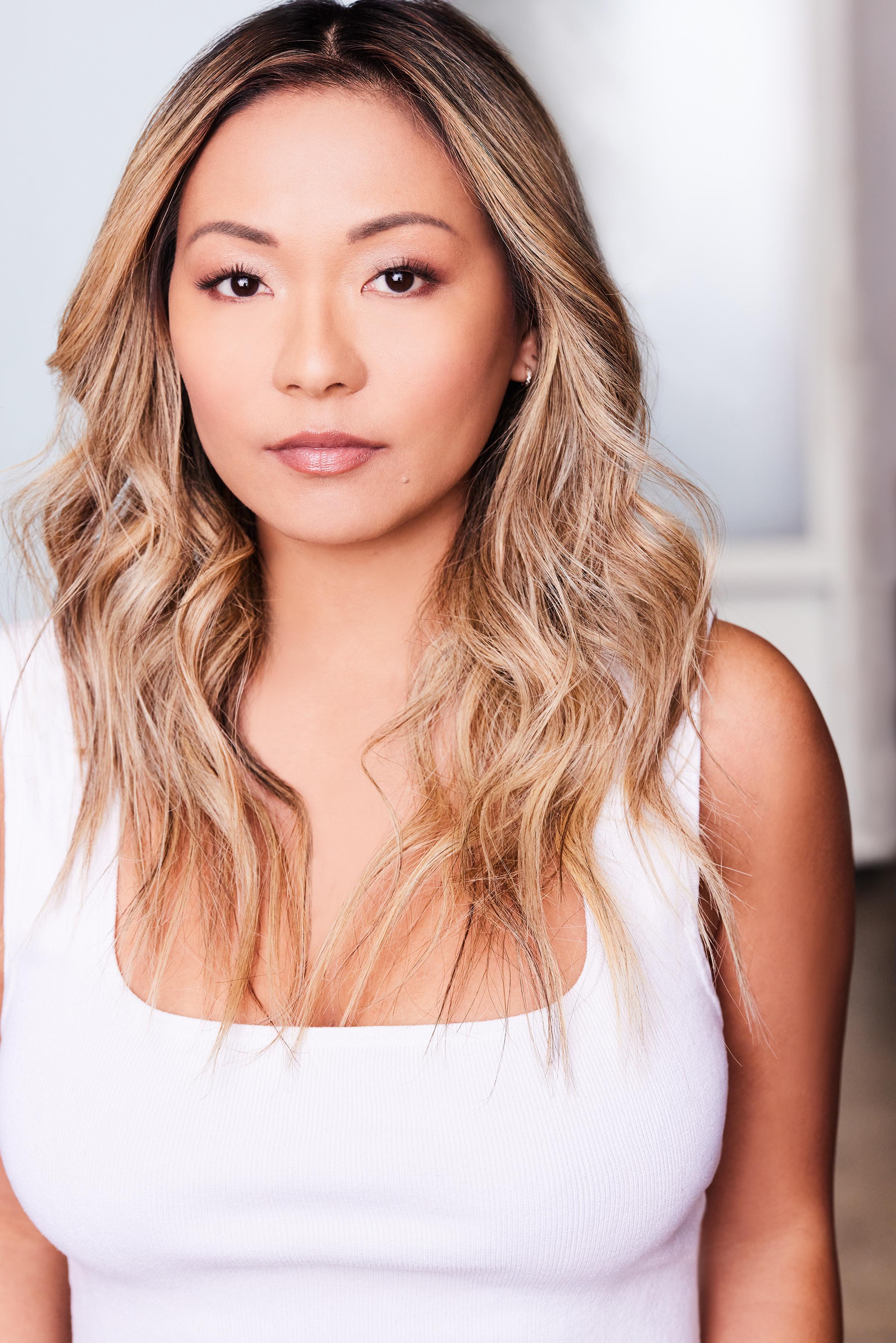 actor Caitlin Gold large photo