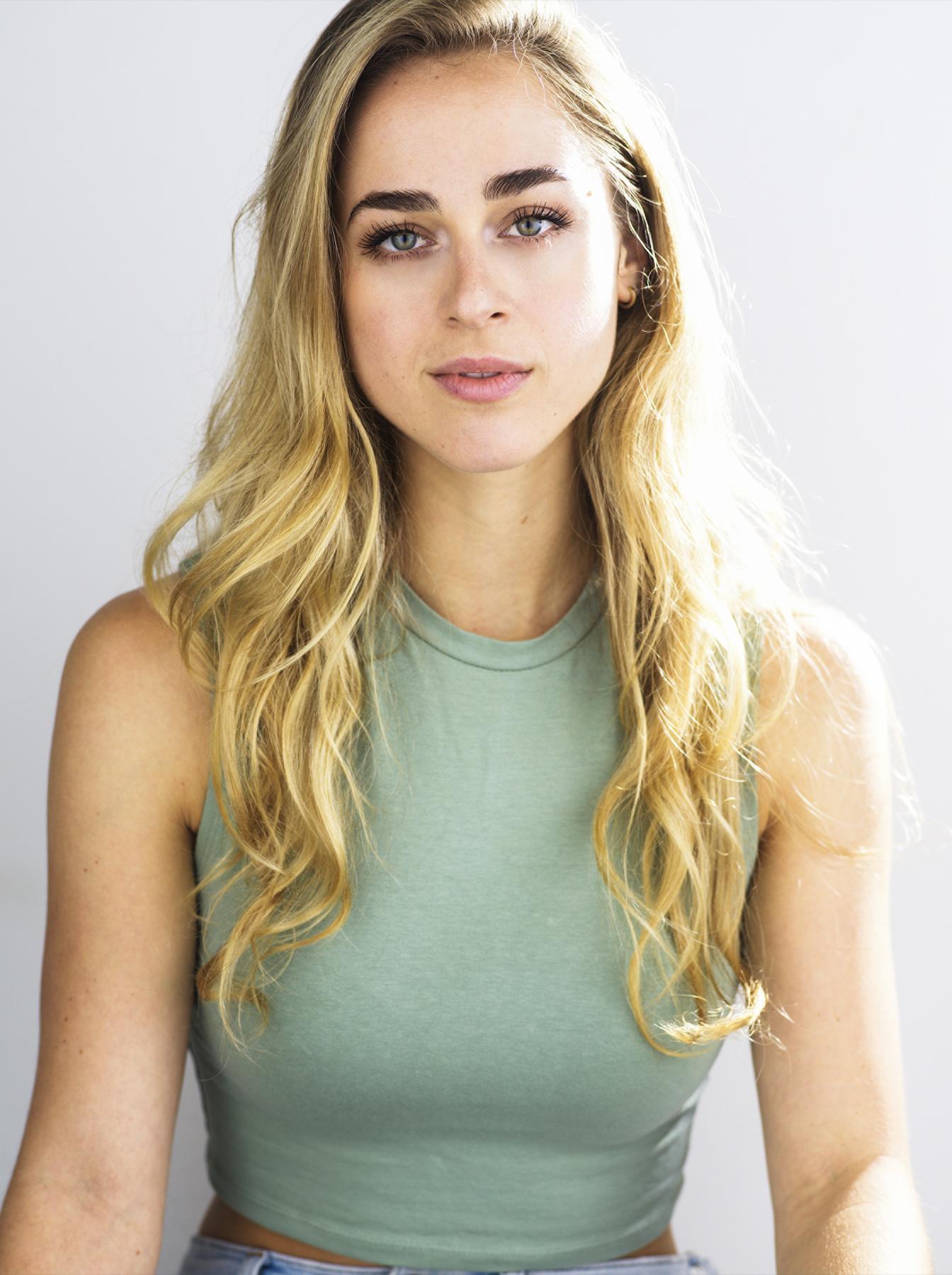 actor Lucy Powers large photo