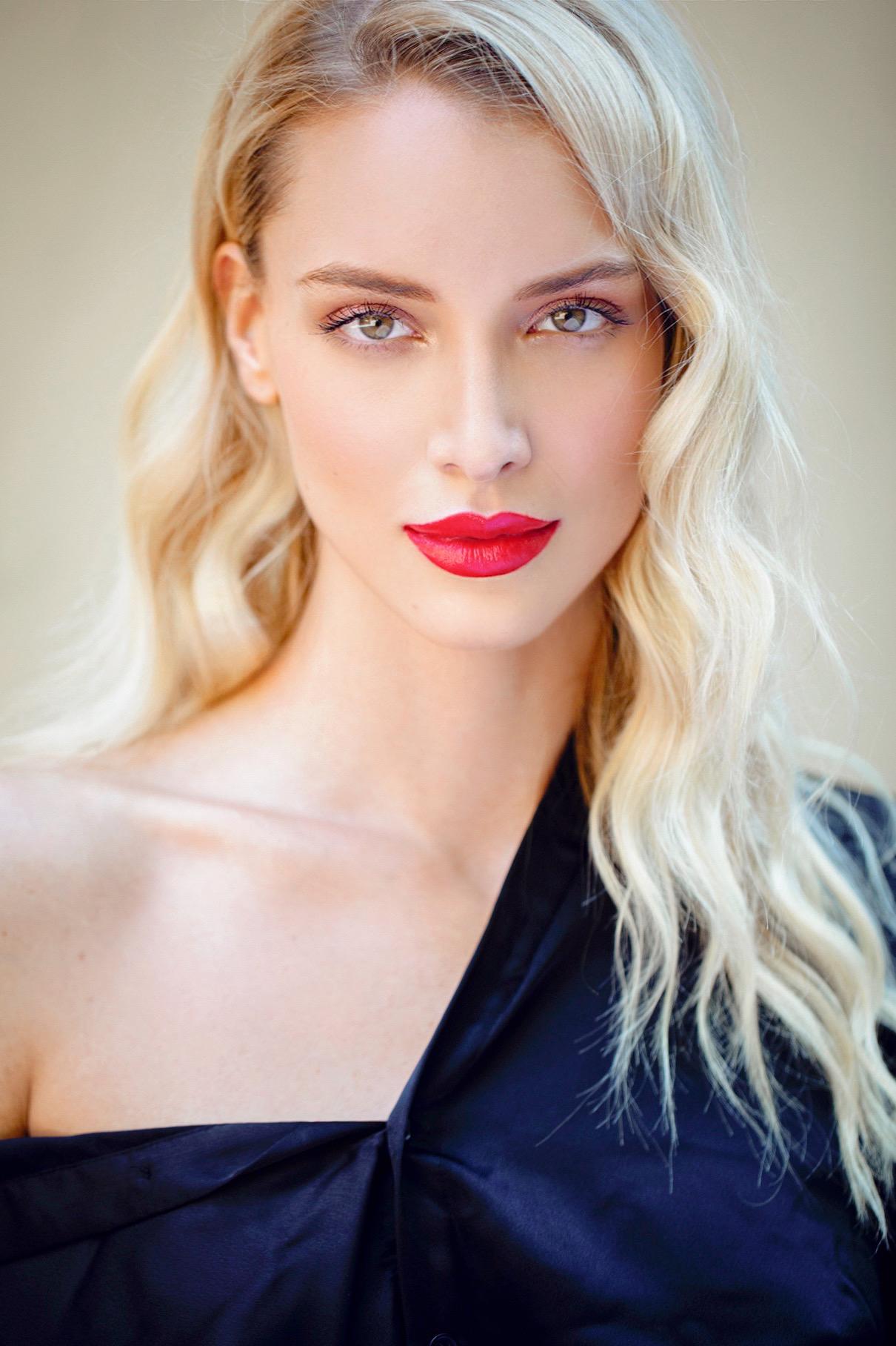 actor Ema Kovac large photo