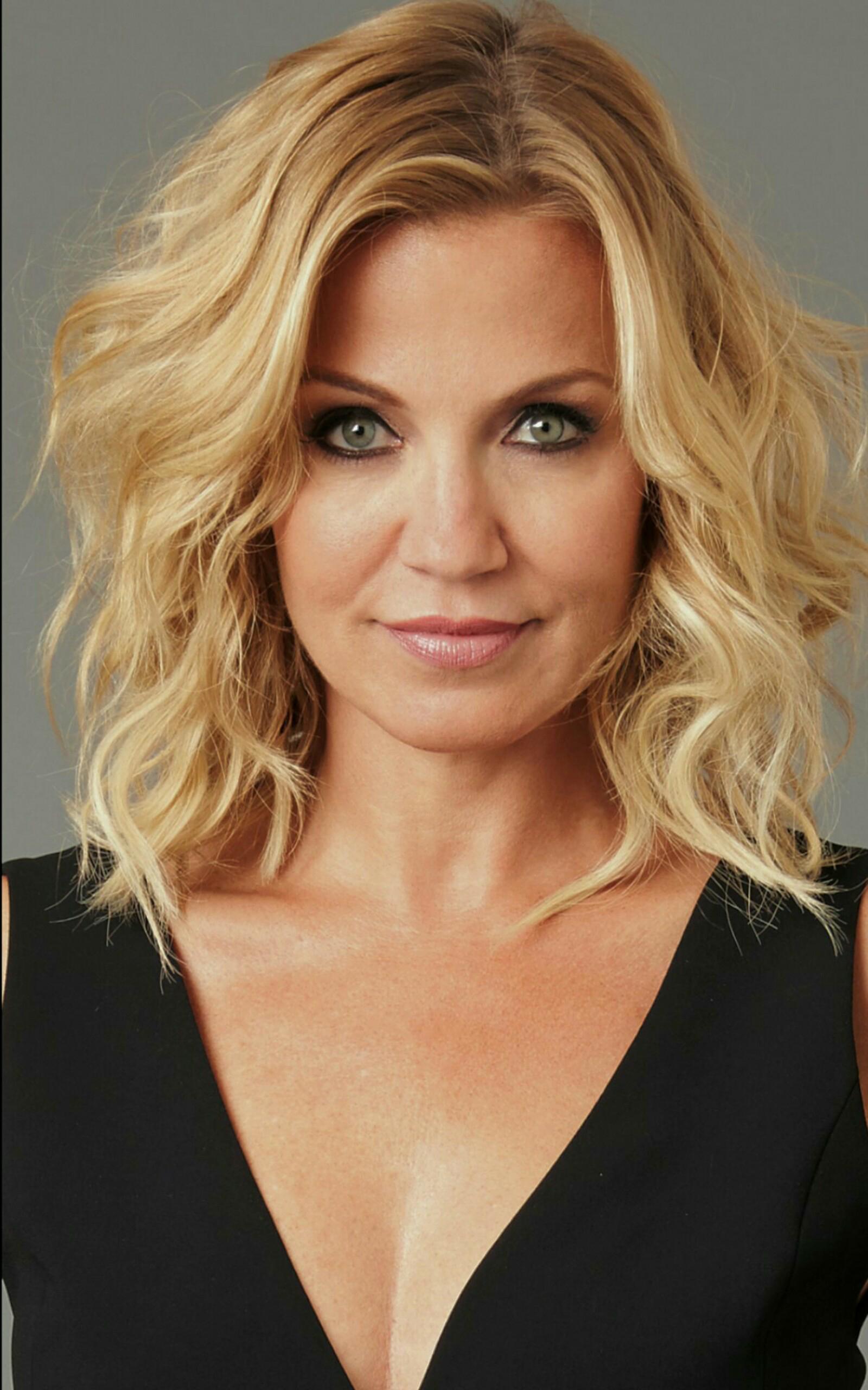 actor Michelle Beadle large photo