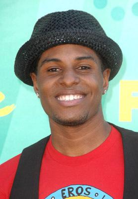 actor Josh Gates large photo