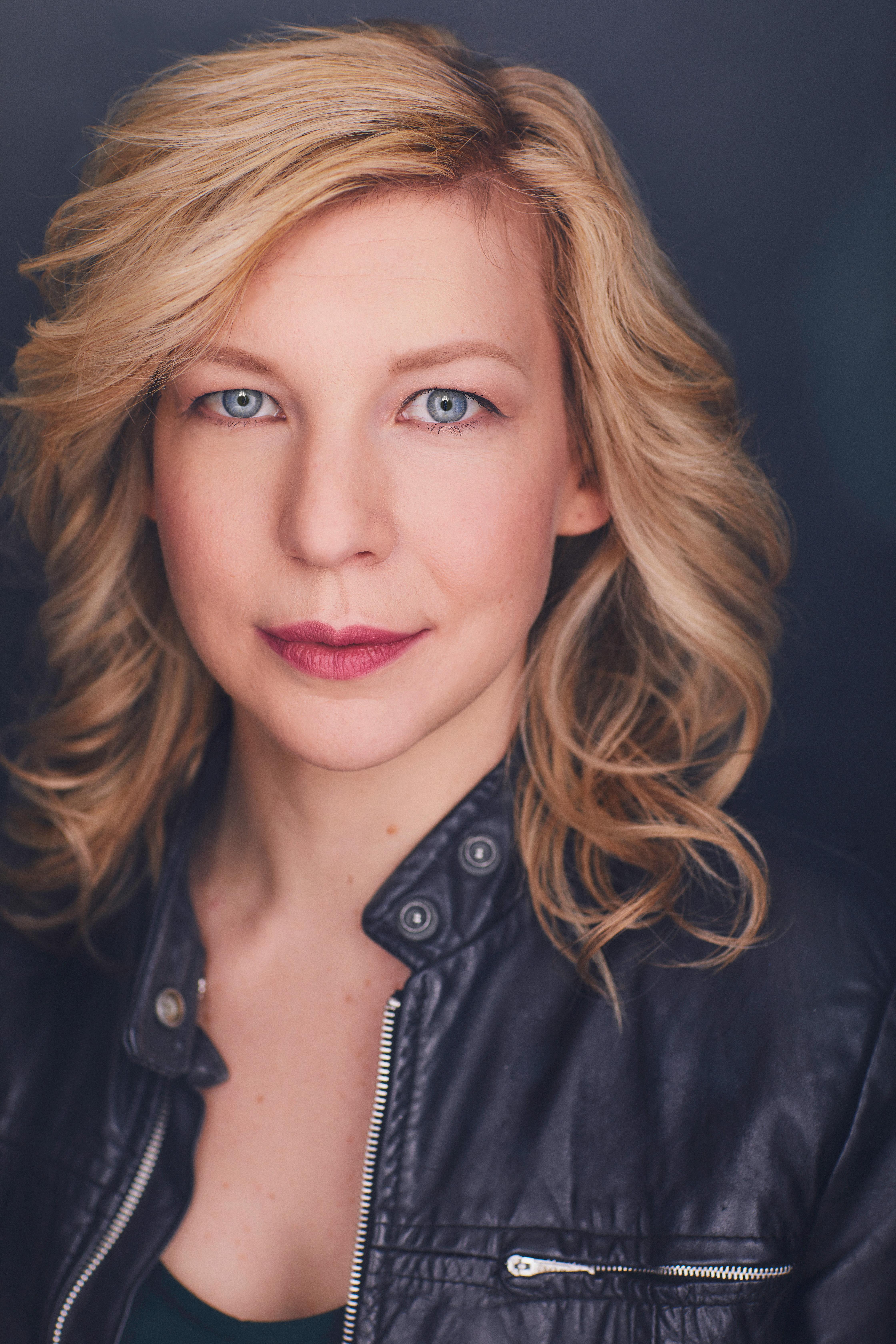 actor Emily Kindred large photo