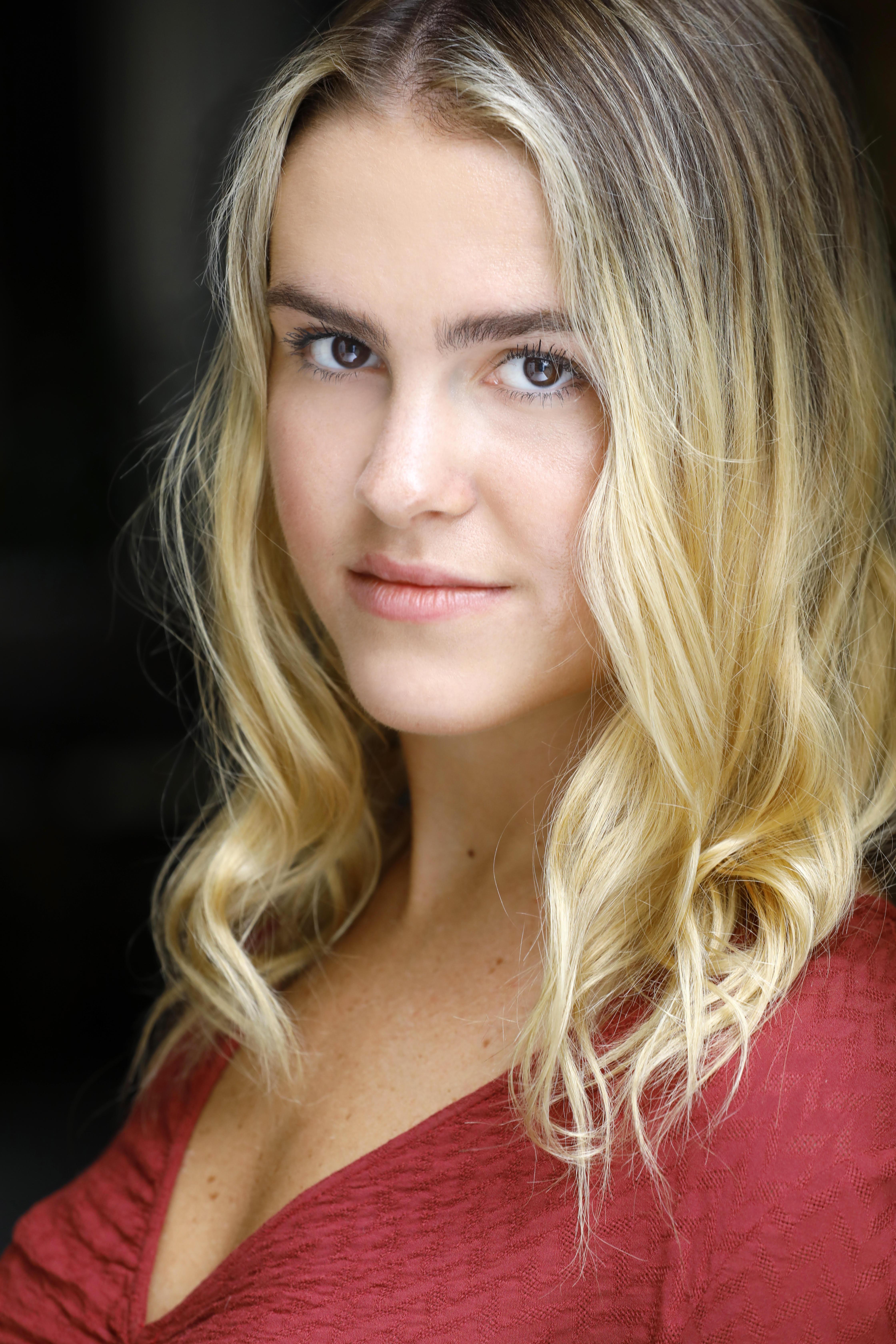 actor Taylar Hender large photo