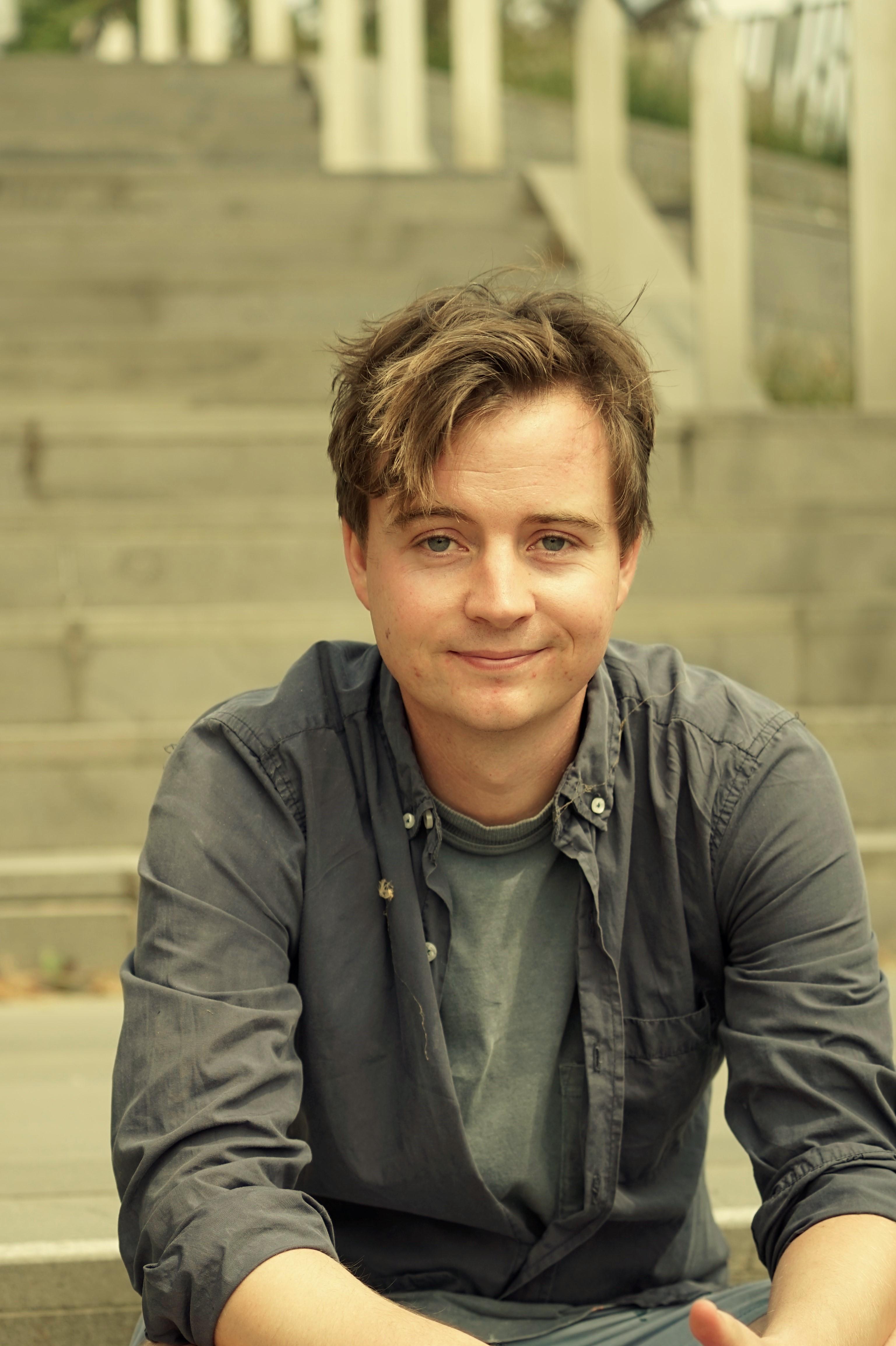 actor Louis Dickins large photo