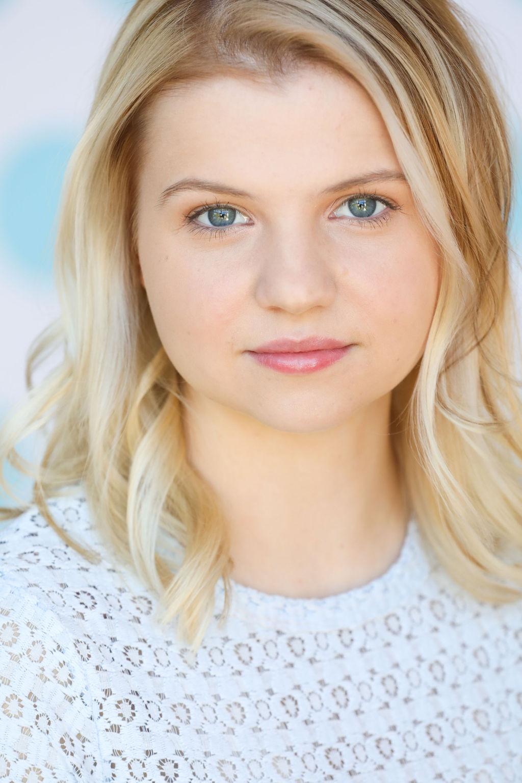 actor Hannah Swain large photo