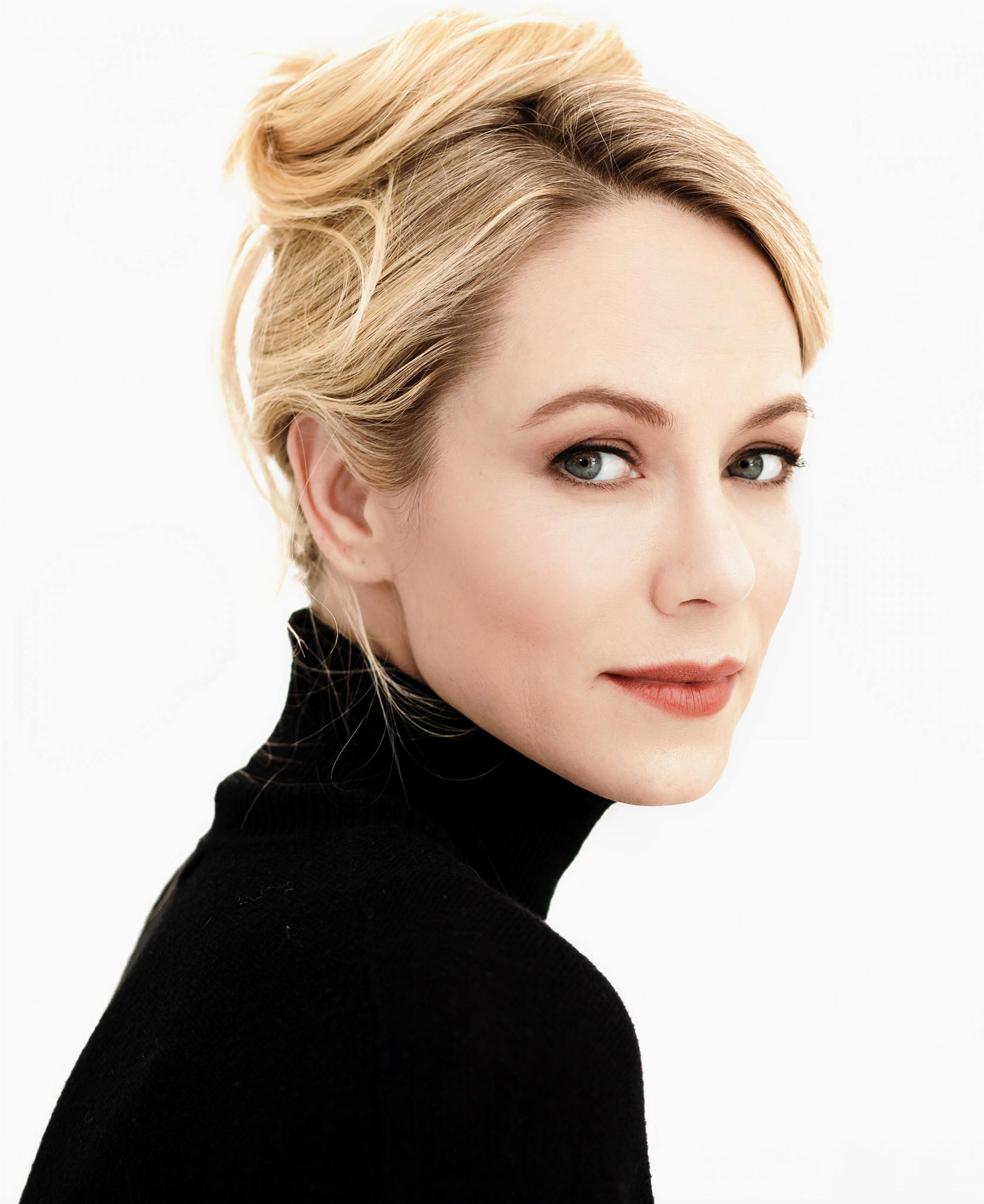 actor Stephanie Drapeau large photo