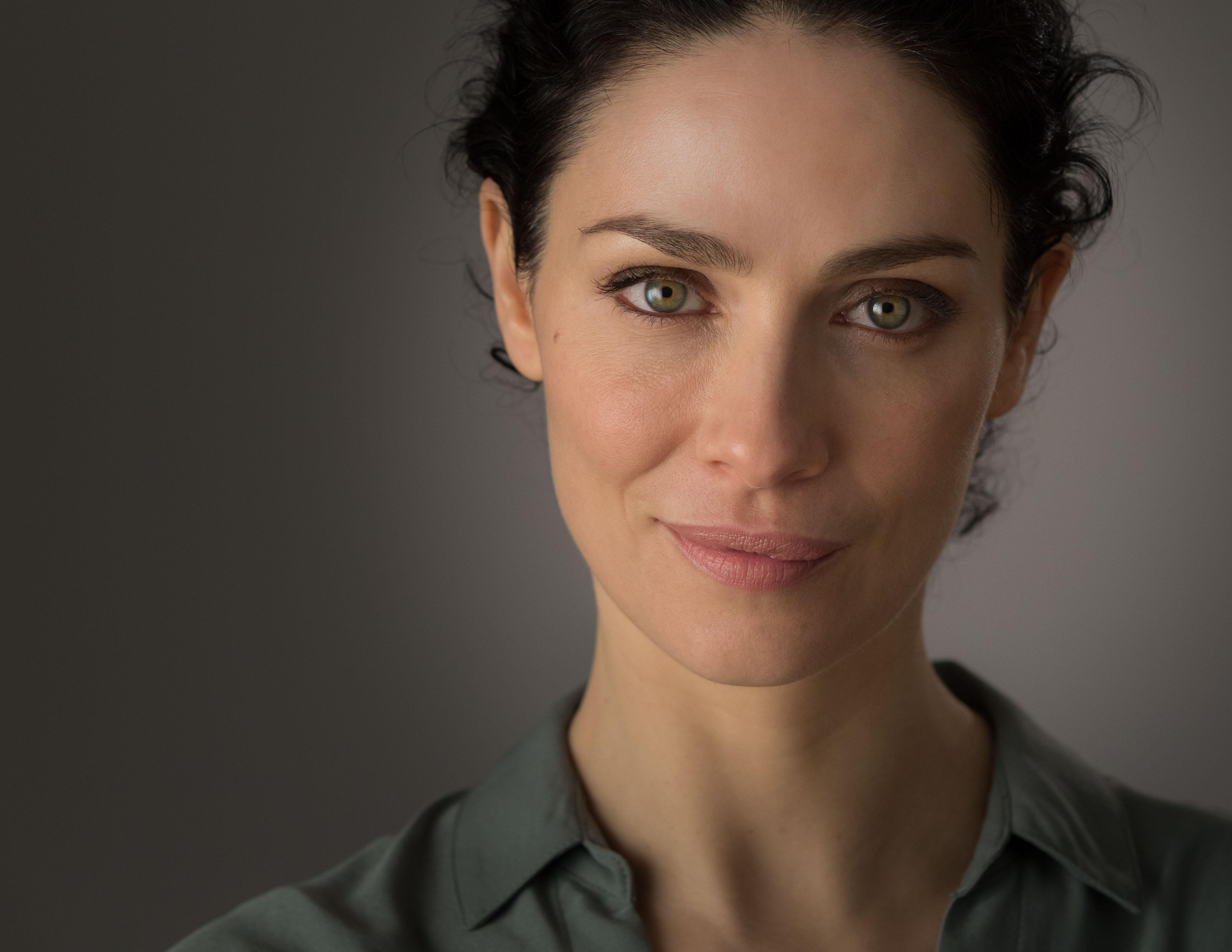 actor Joanne Kelly large photo