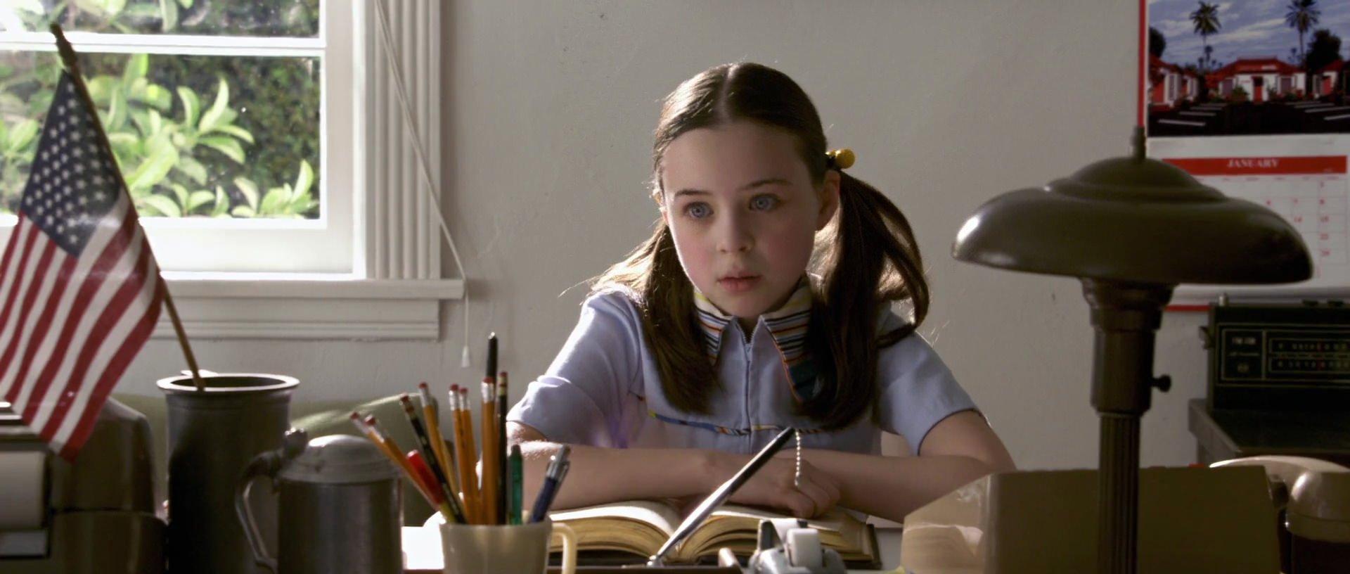 actor Abigail Droeger large photo