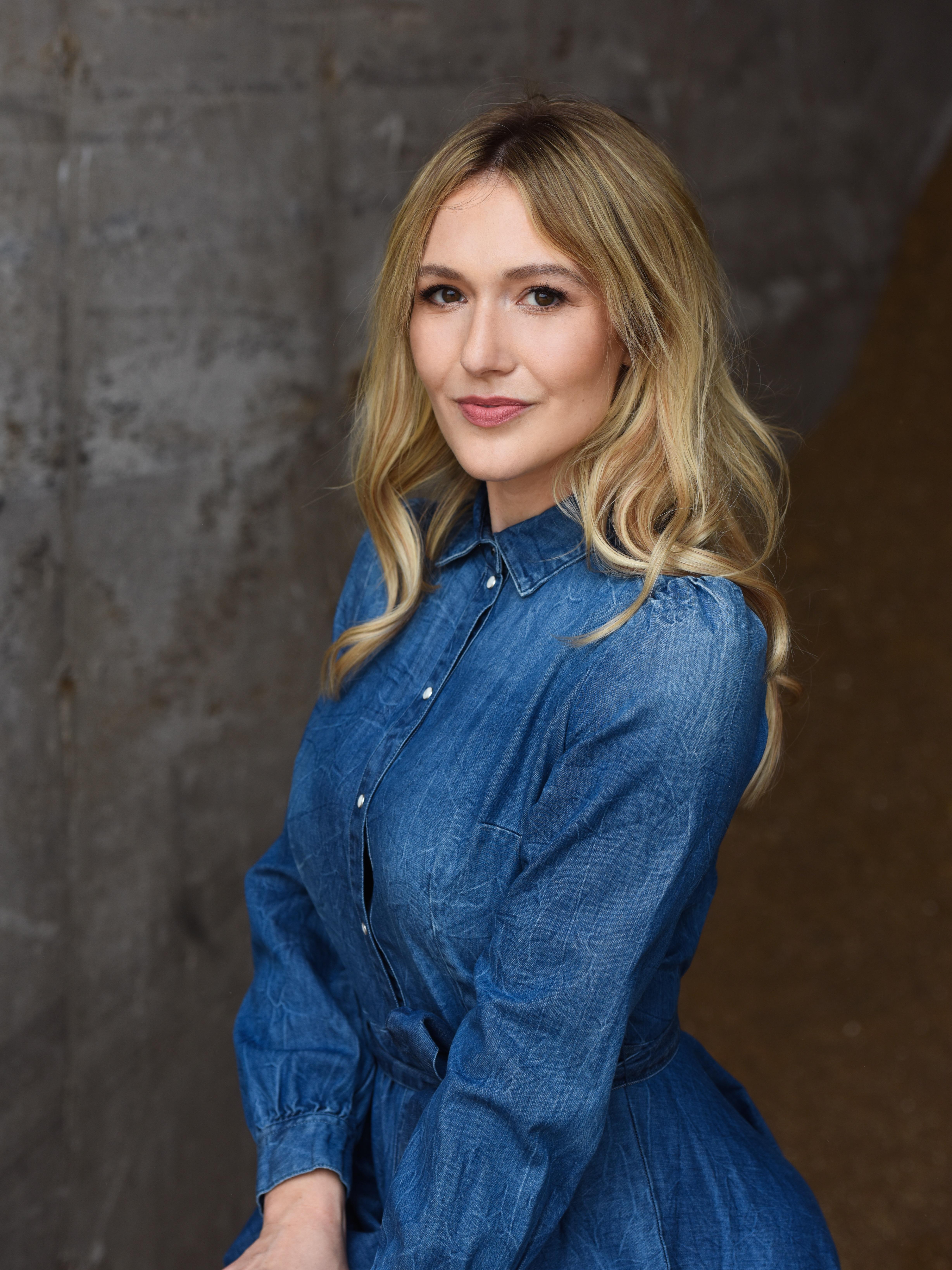 actor Rebecca Lamarche large photo