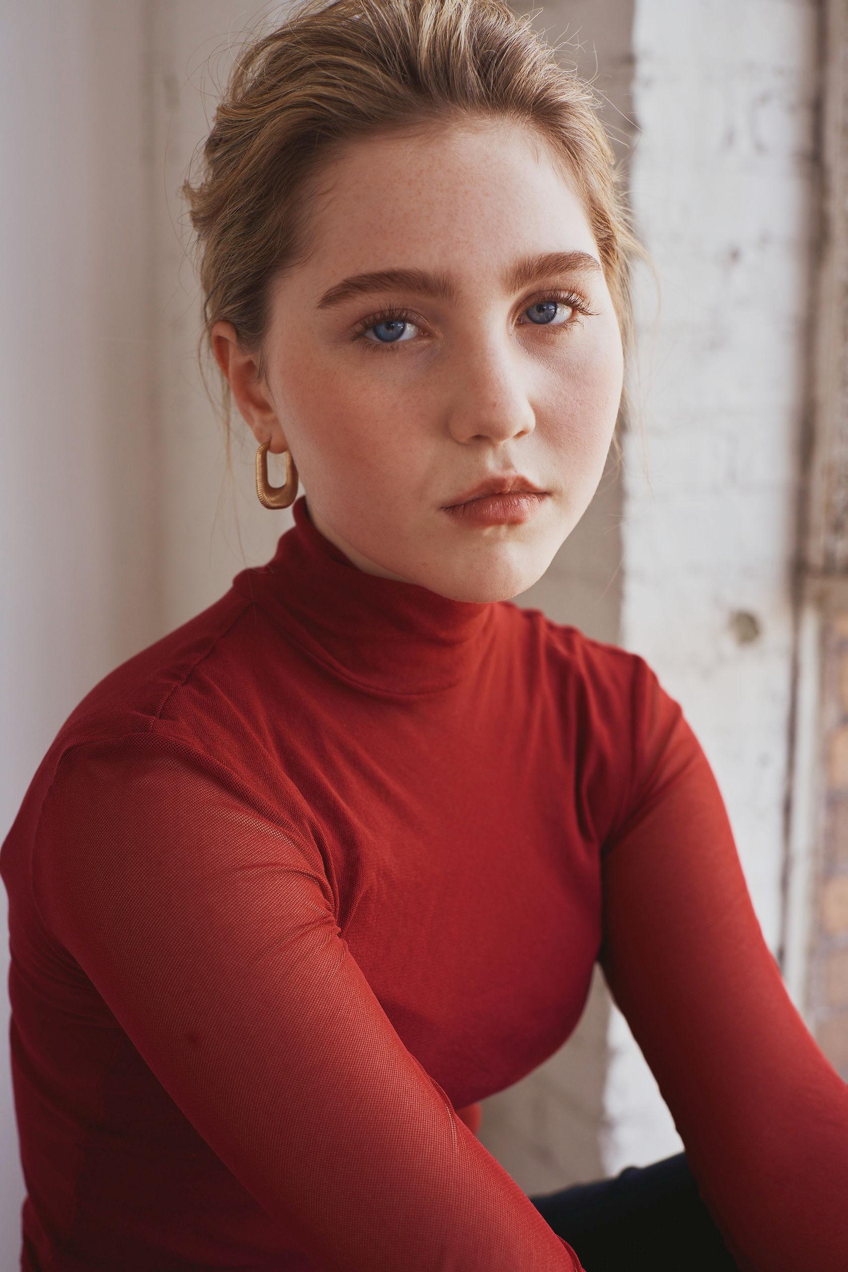 actor Ella Anderson large photo