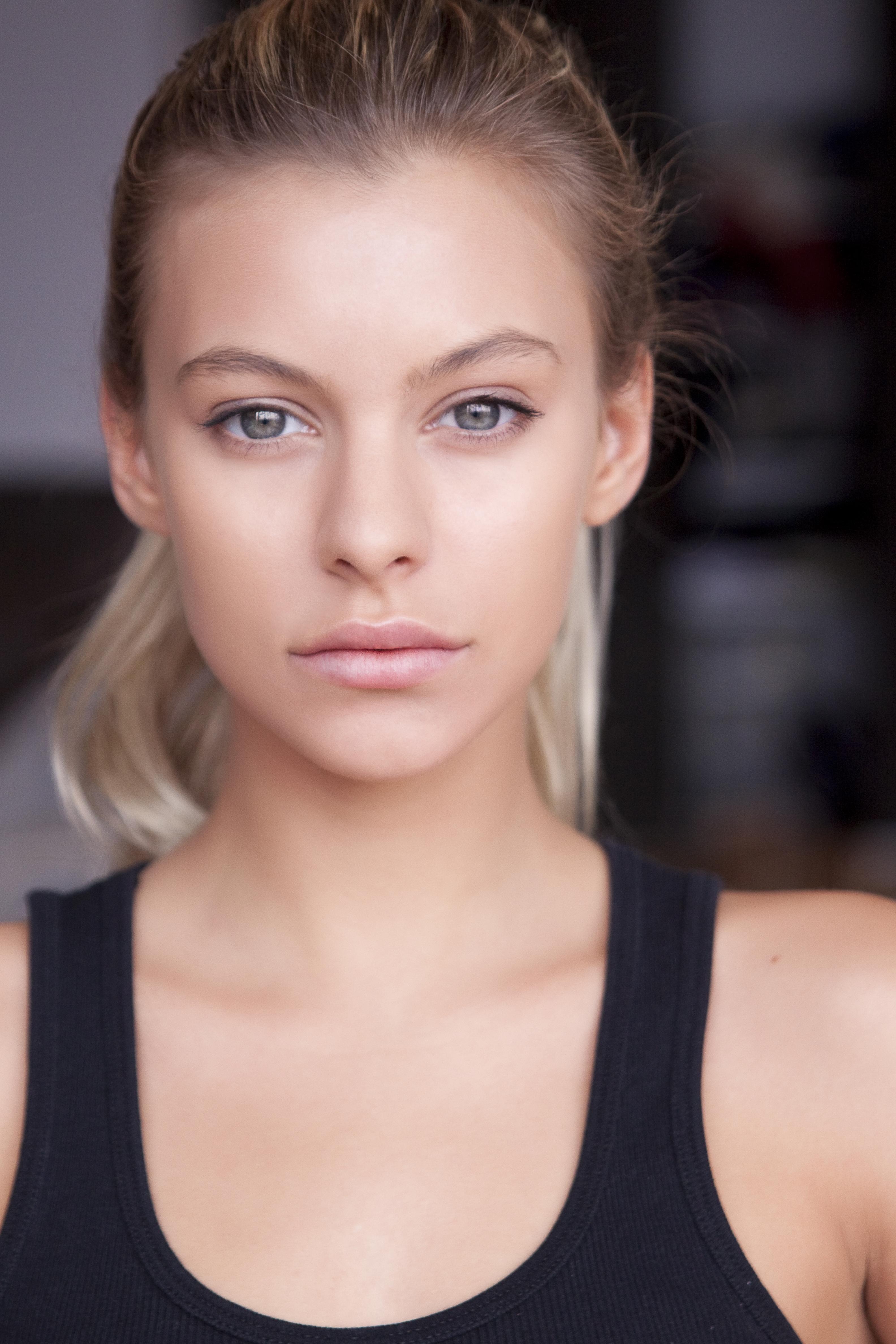 actor Alyson Bath large photo