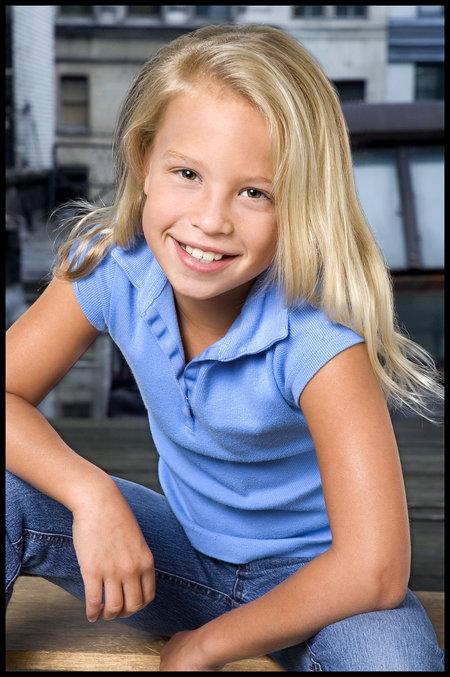 actor Evie Thompson large photo