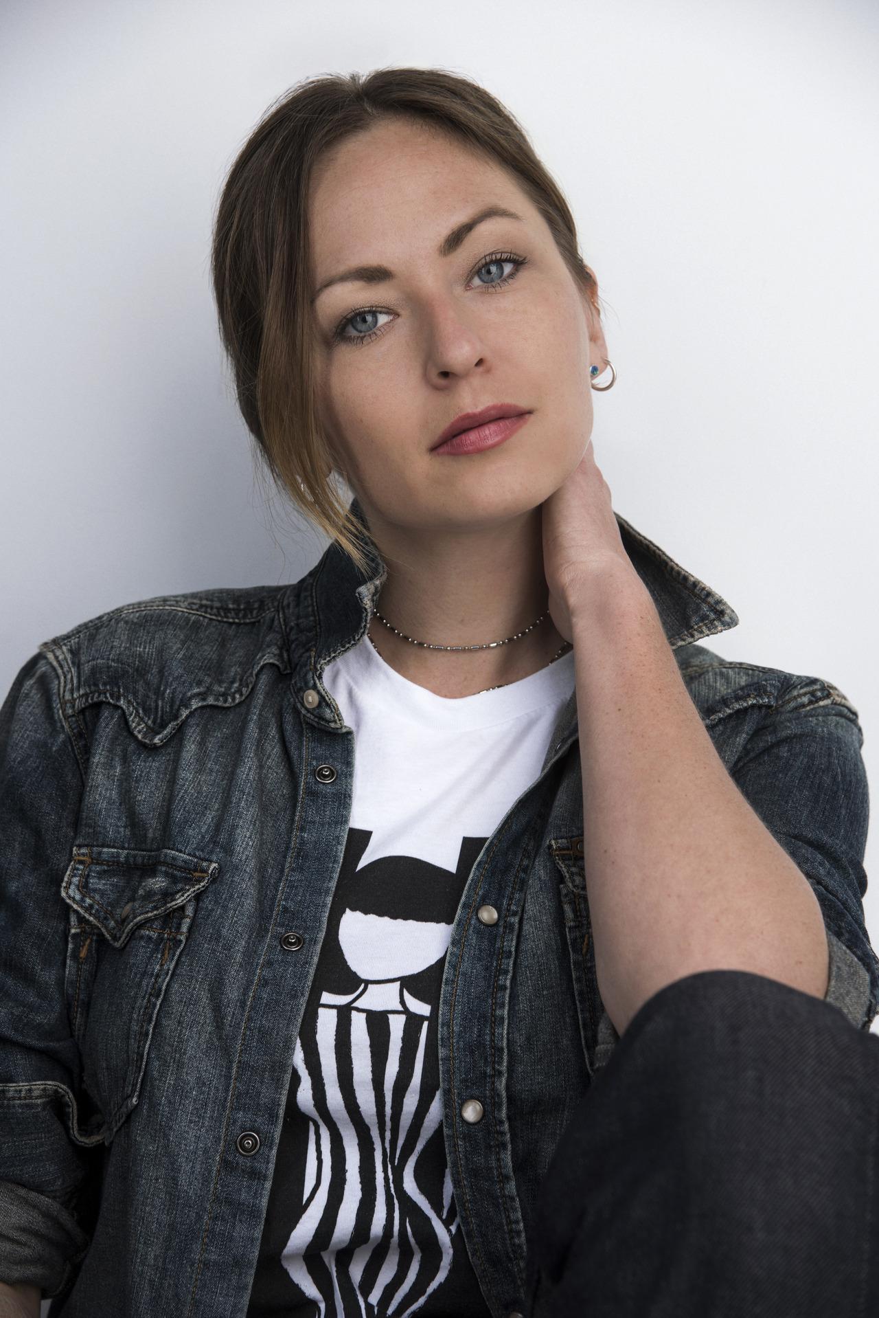 actor Erika Enggren large photo