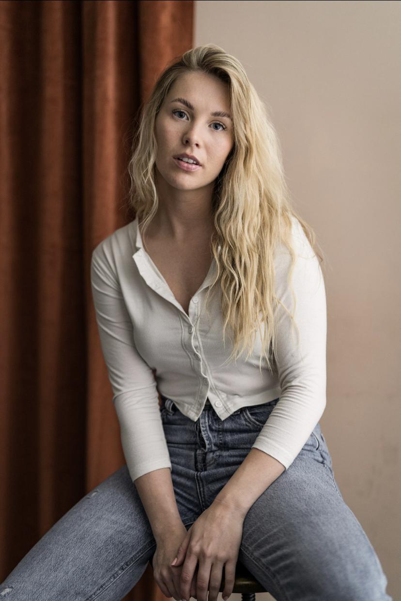 actor Lauren Staerck large photo