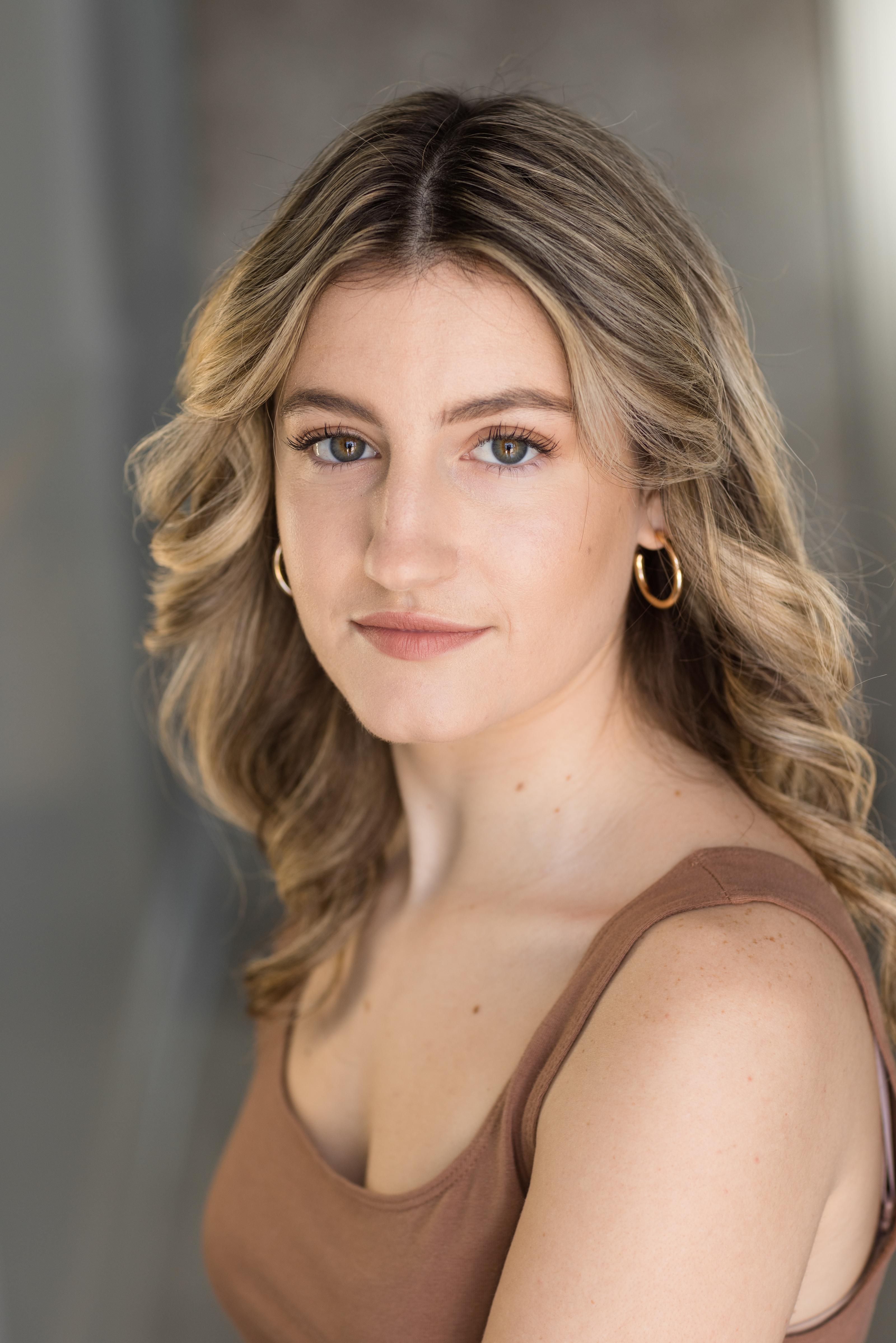 actor Molly Hargrave large photo