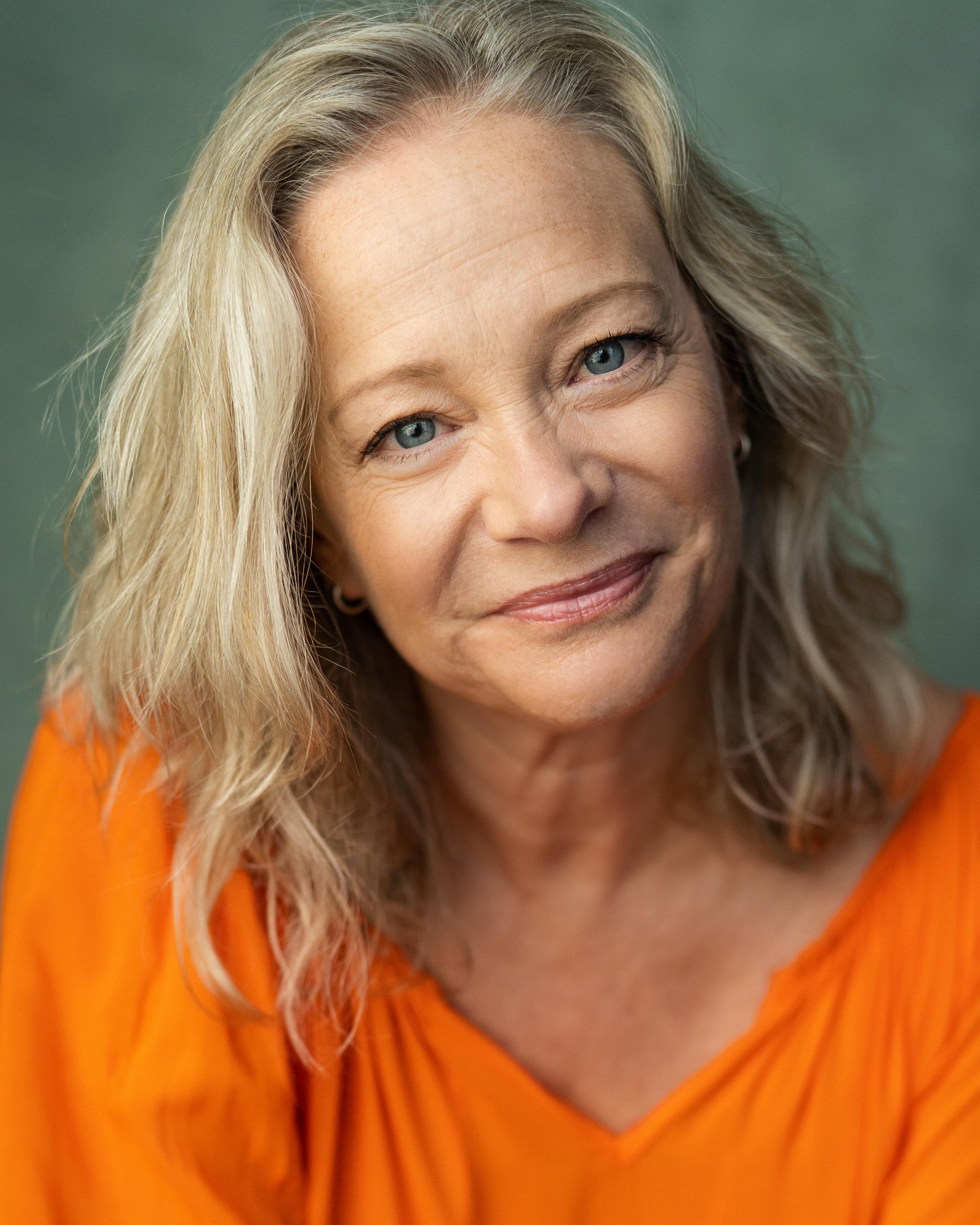 actor Emma Cater large photo