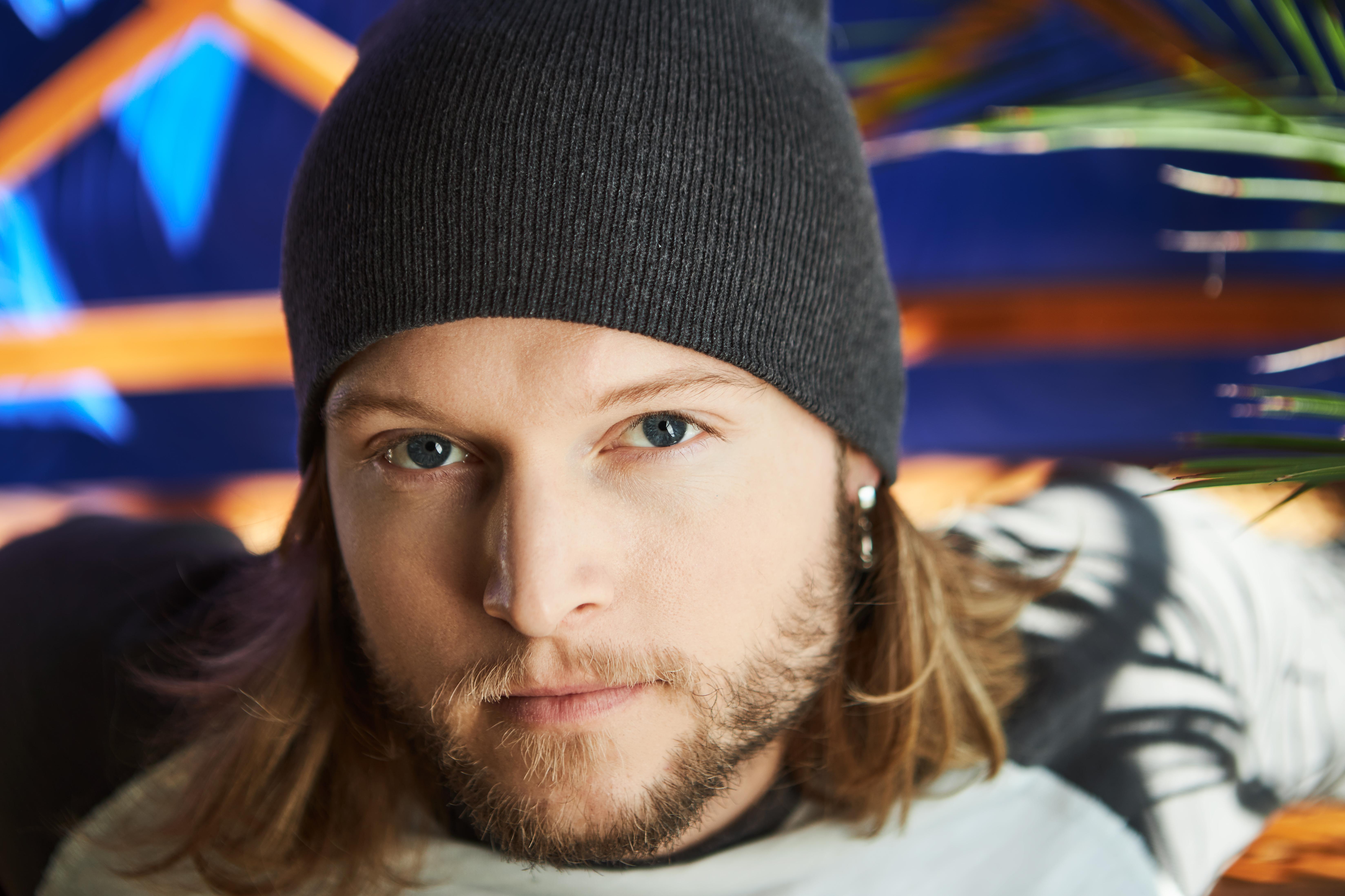 actor Elliot large photo