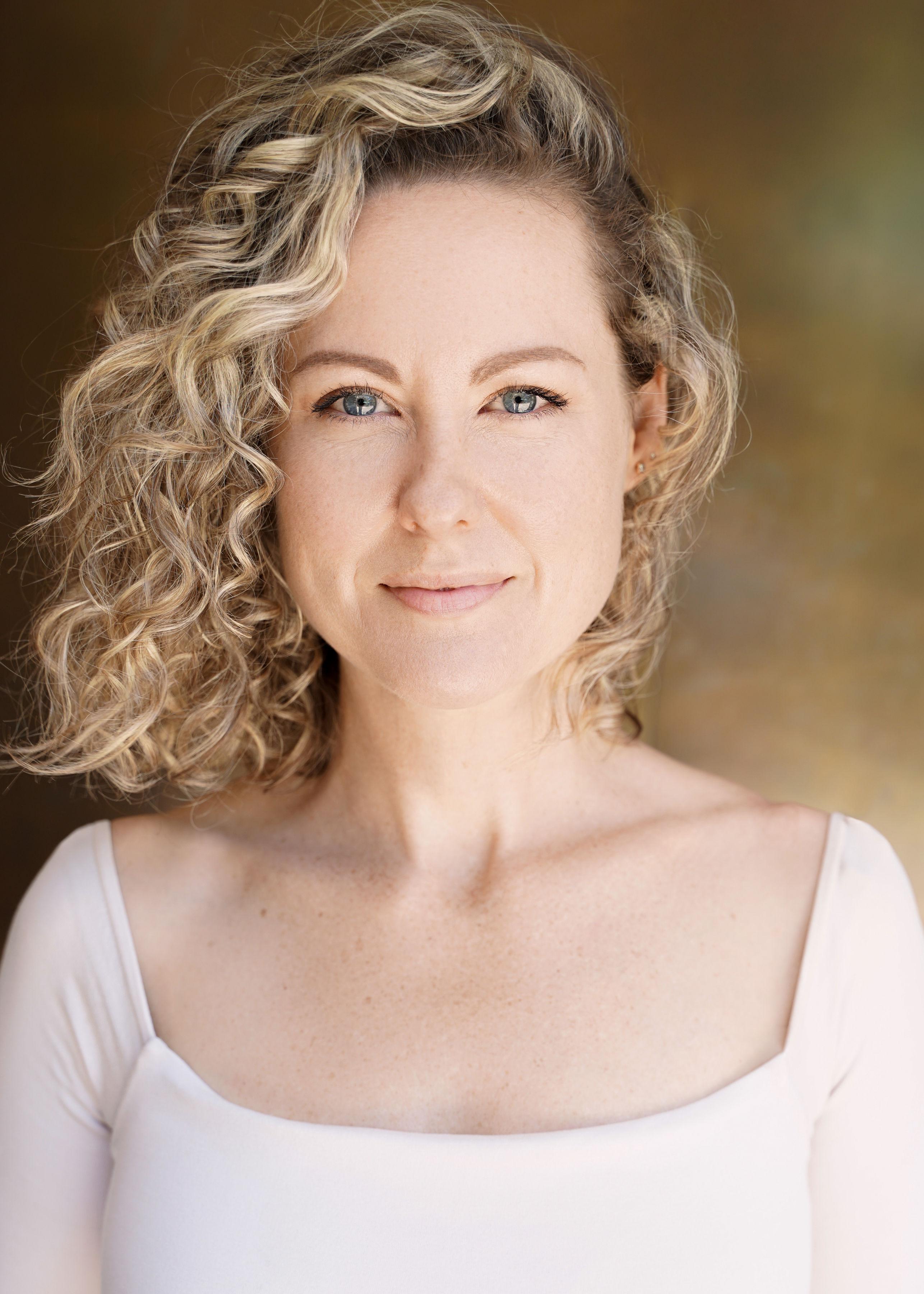 actor Emily Teede large photo