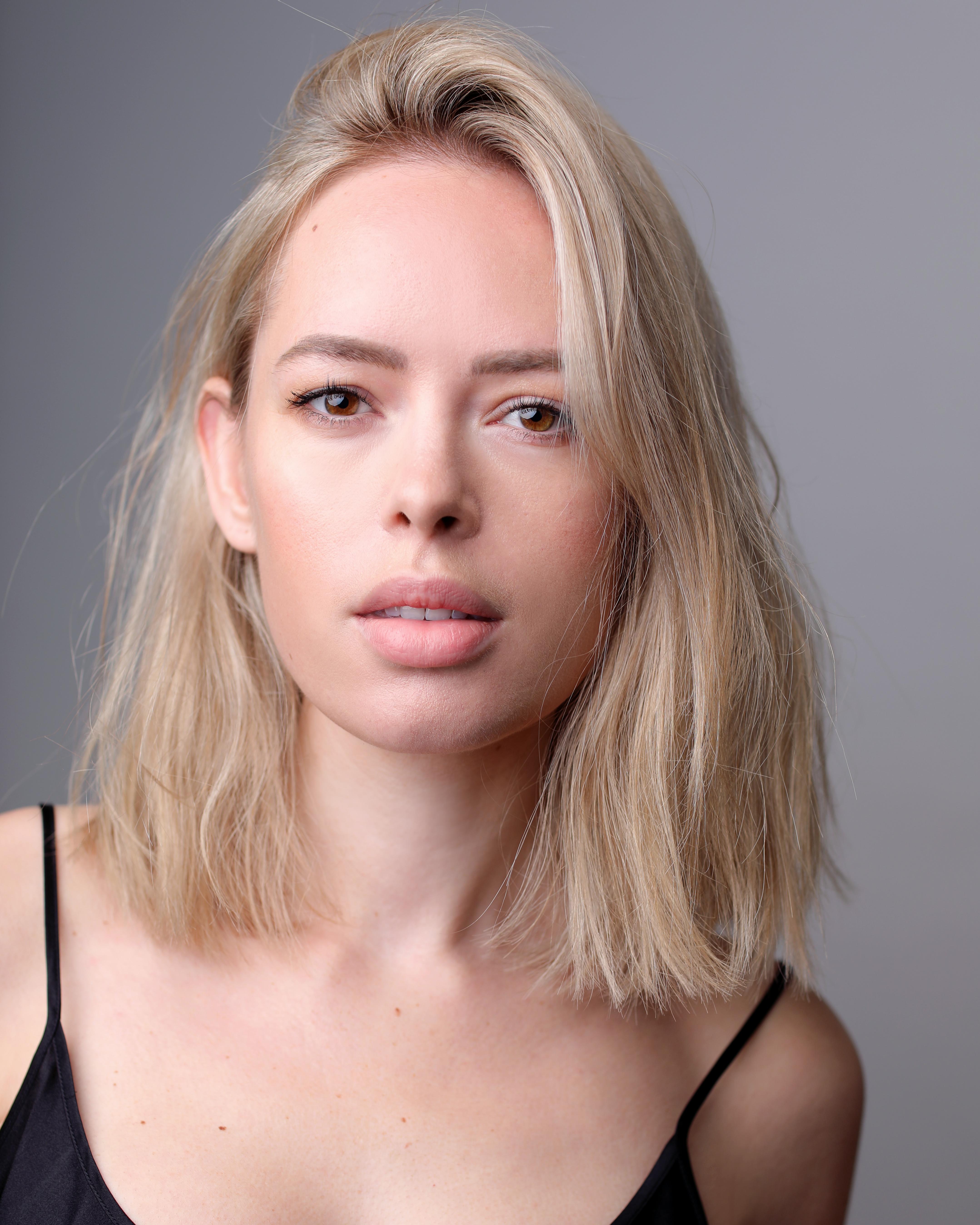 actor Tanya Burr large photo