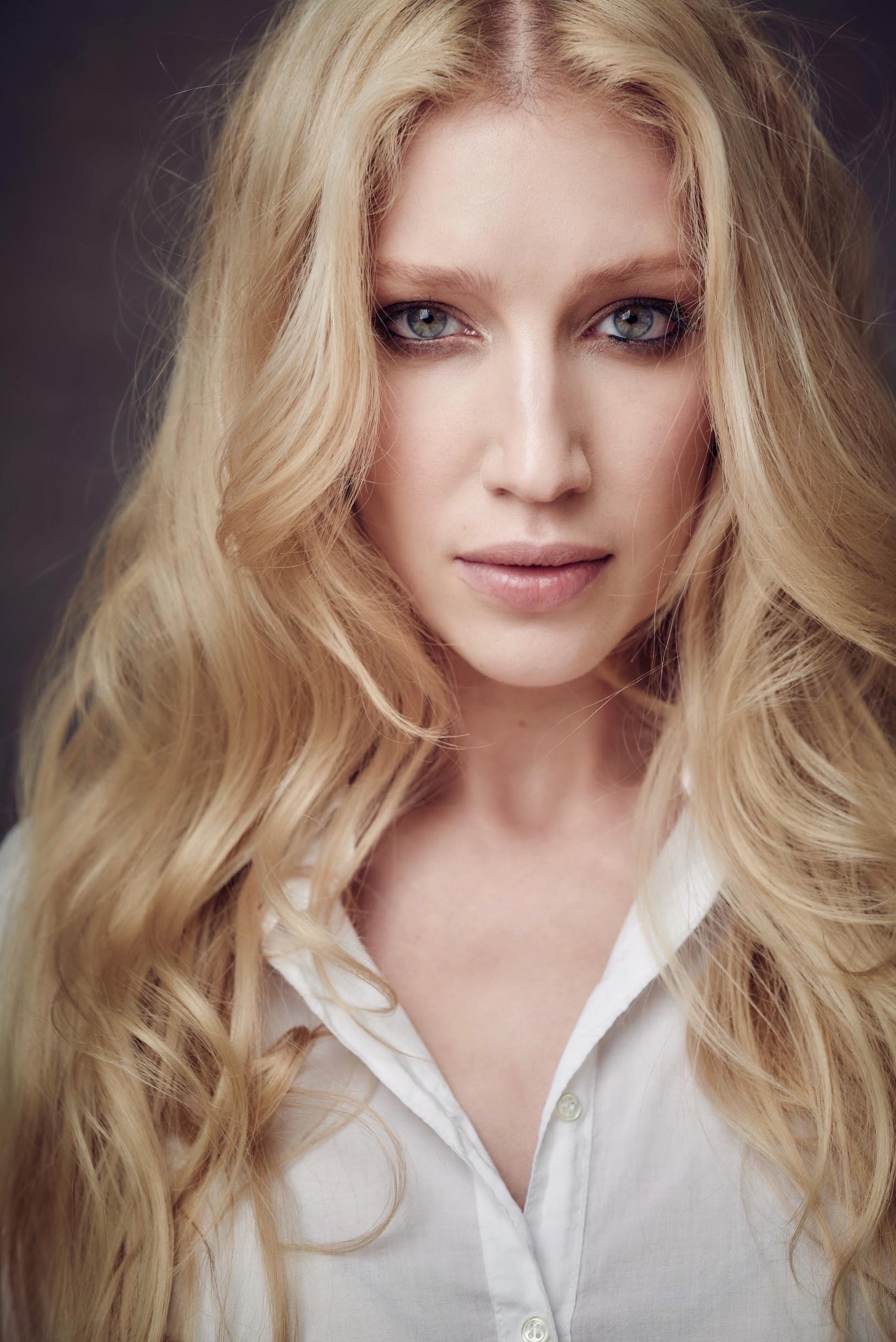 actor Emily Eckes large photo