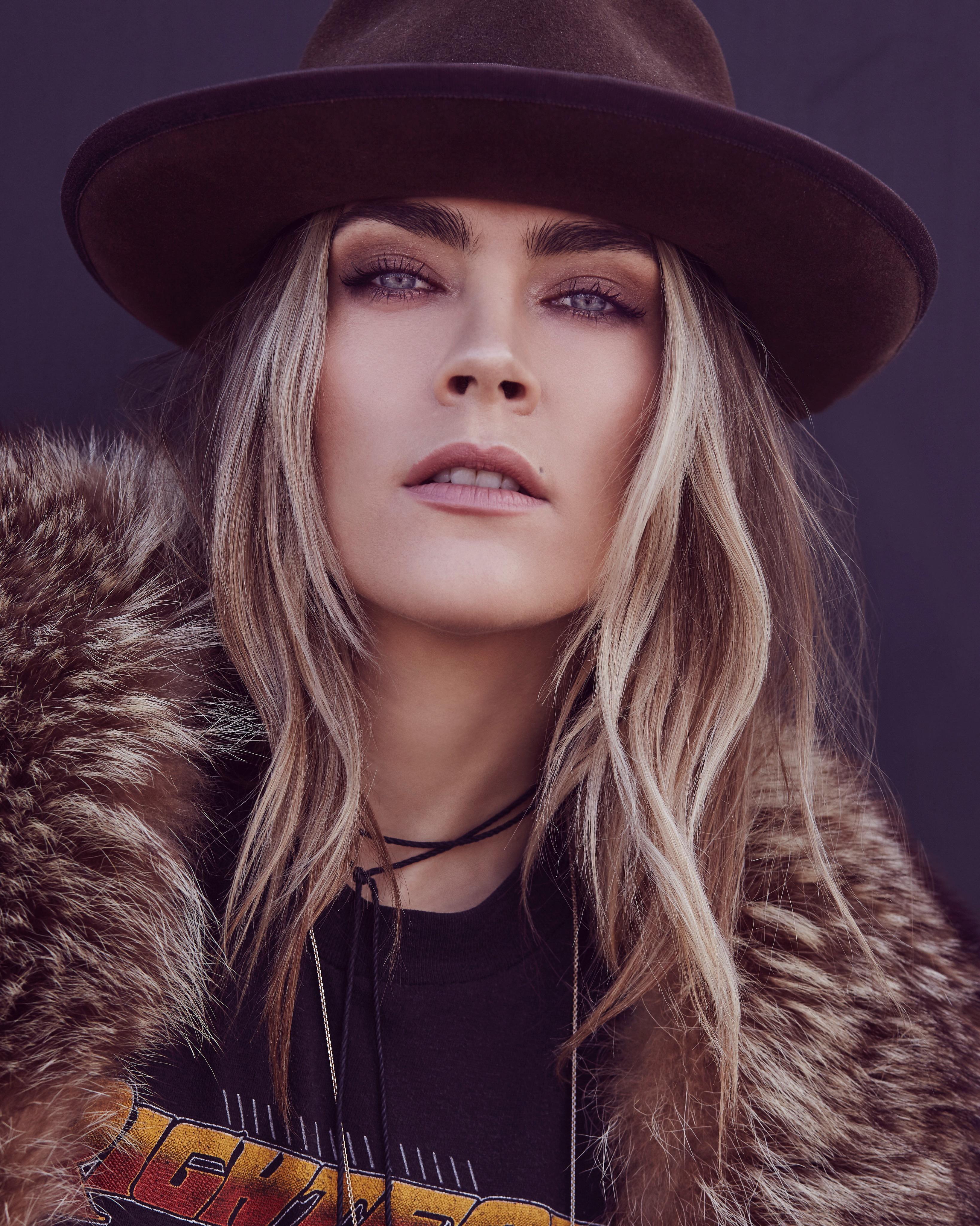 actor Nadine Crocker large photo