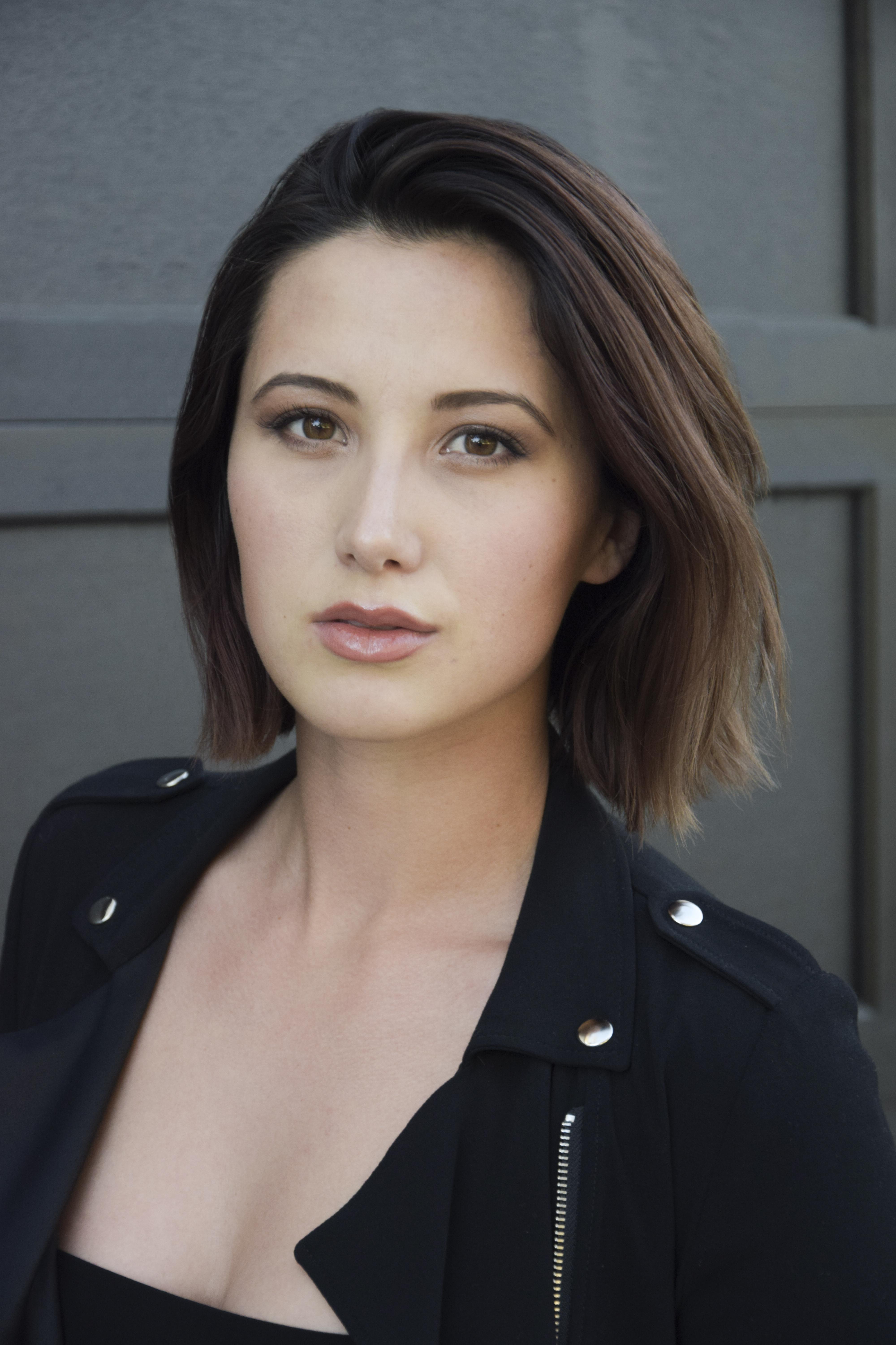 actor Sara Stretton large photo