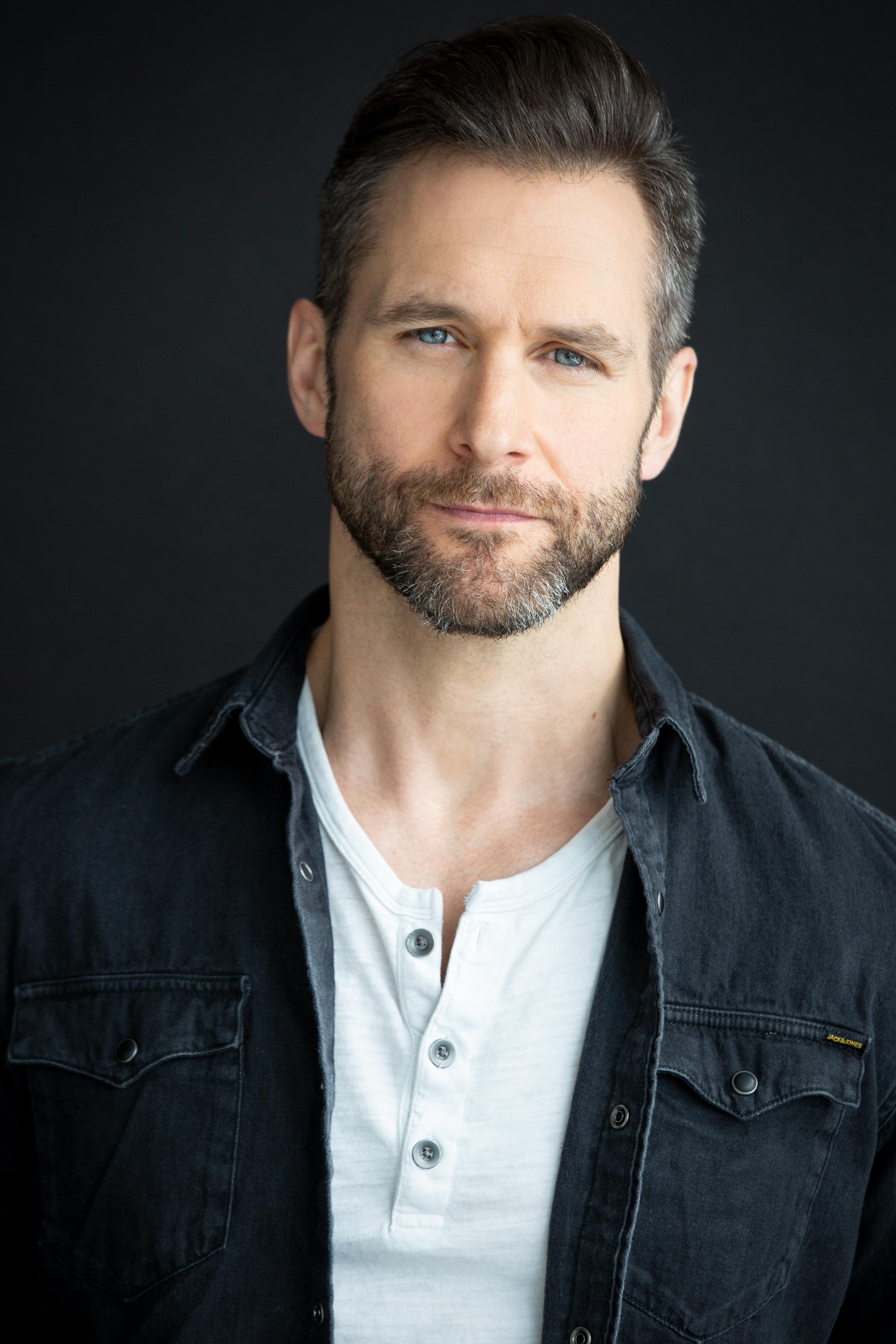 actor Matt Wells large photo