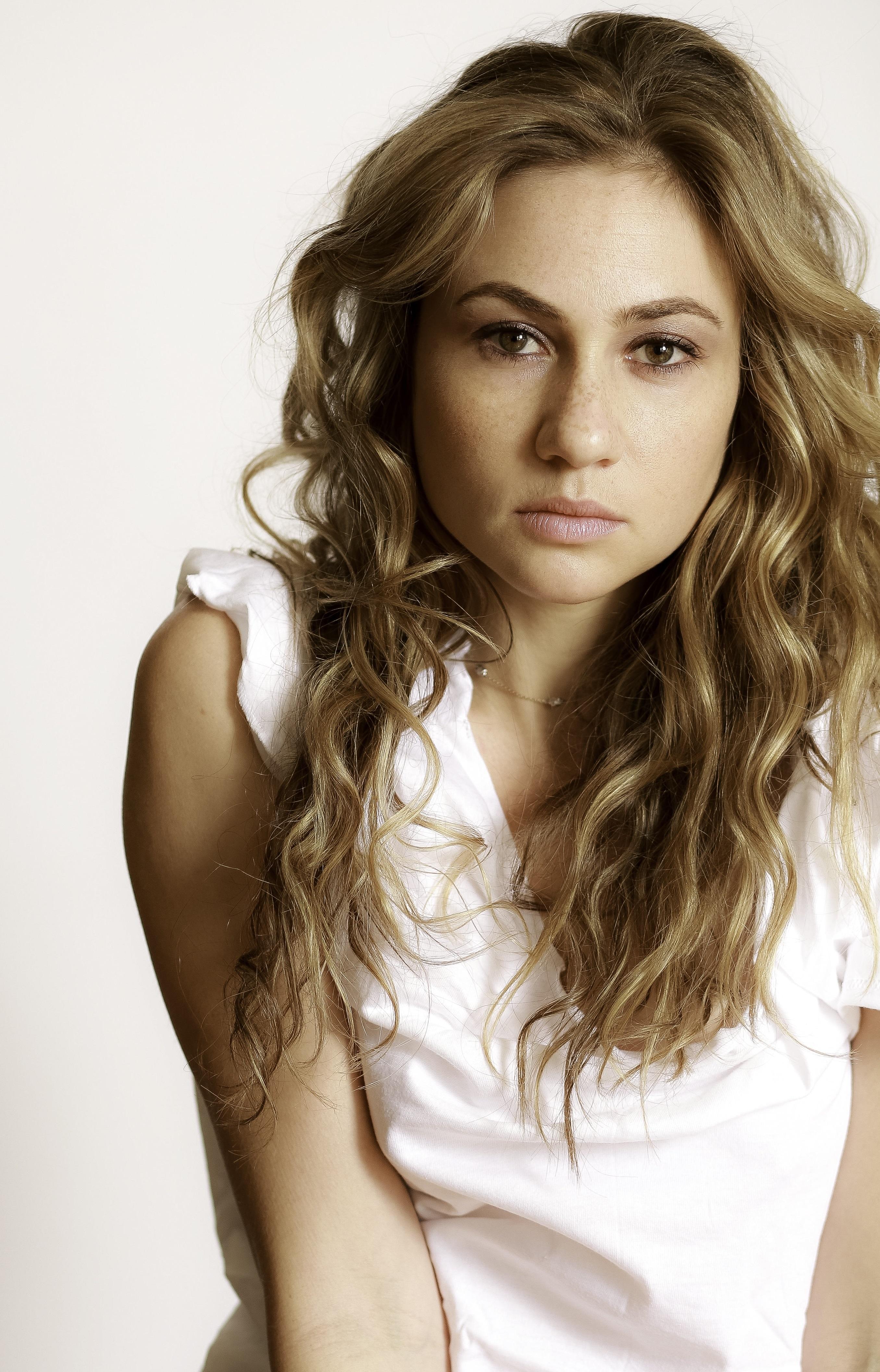 actor Sarah Agor large photo