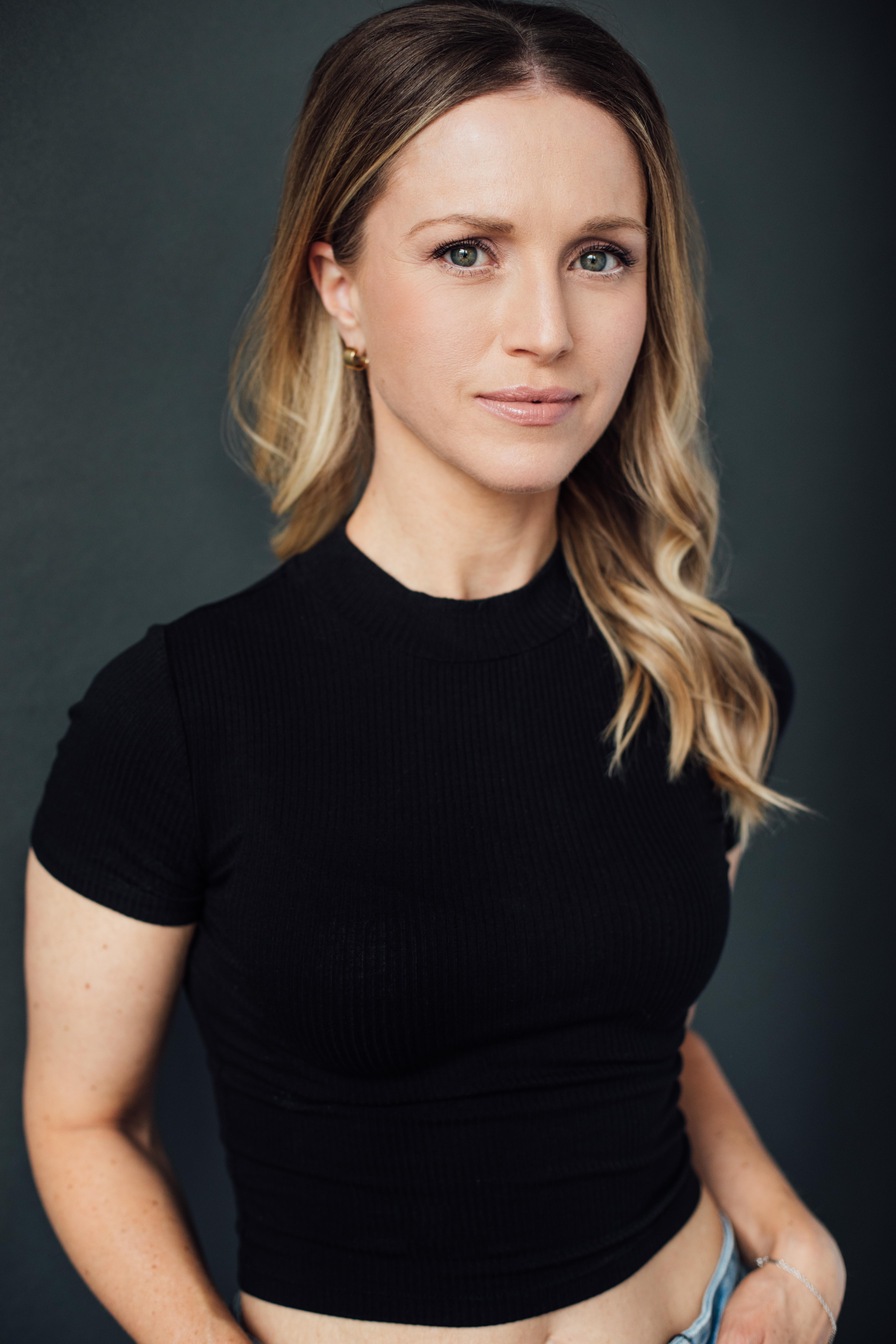 actor Marni Van Dyk large photo