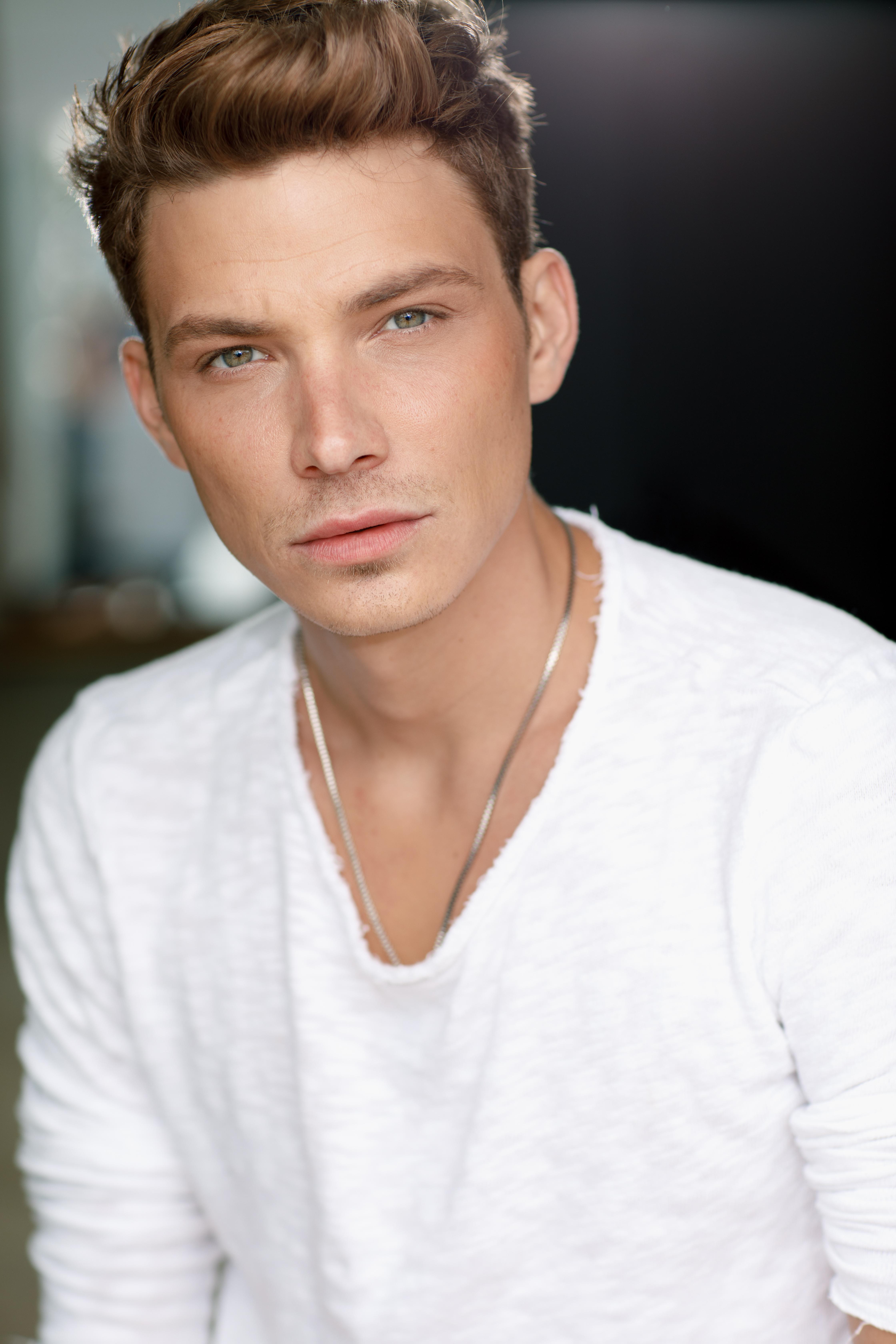 actor Chris Schellenger large photo