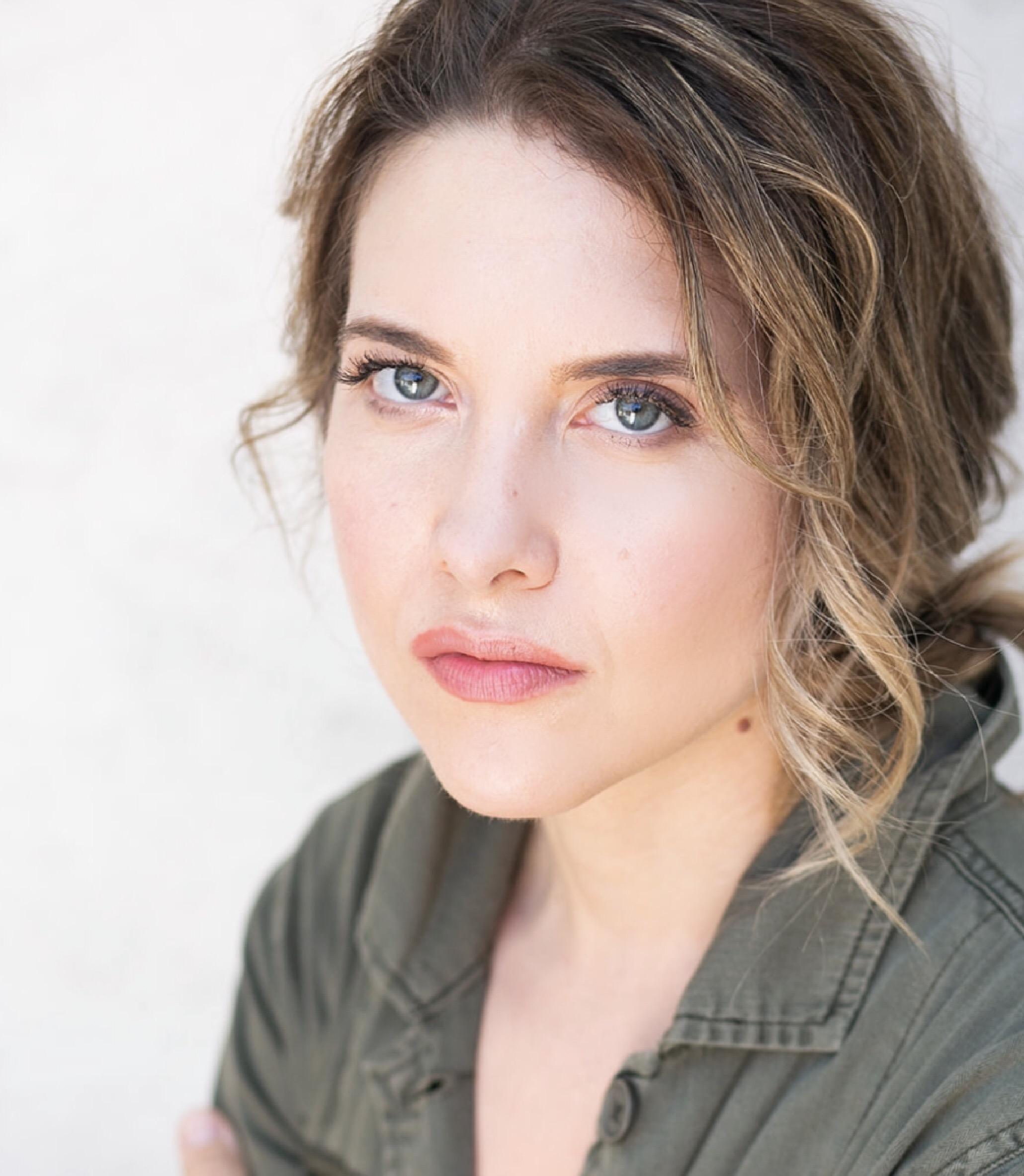 actor Cara Loften large photo