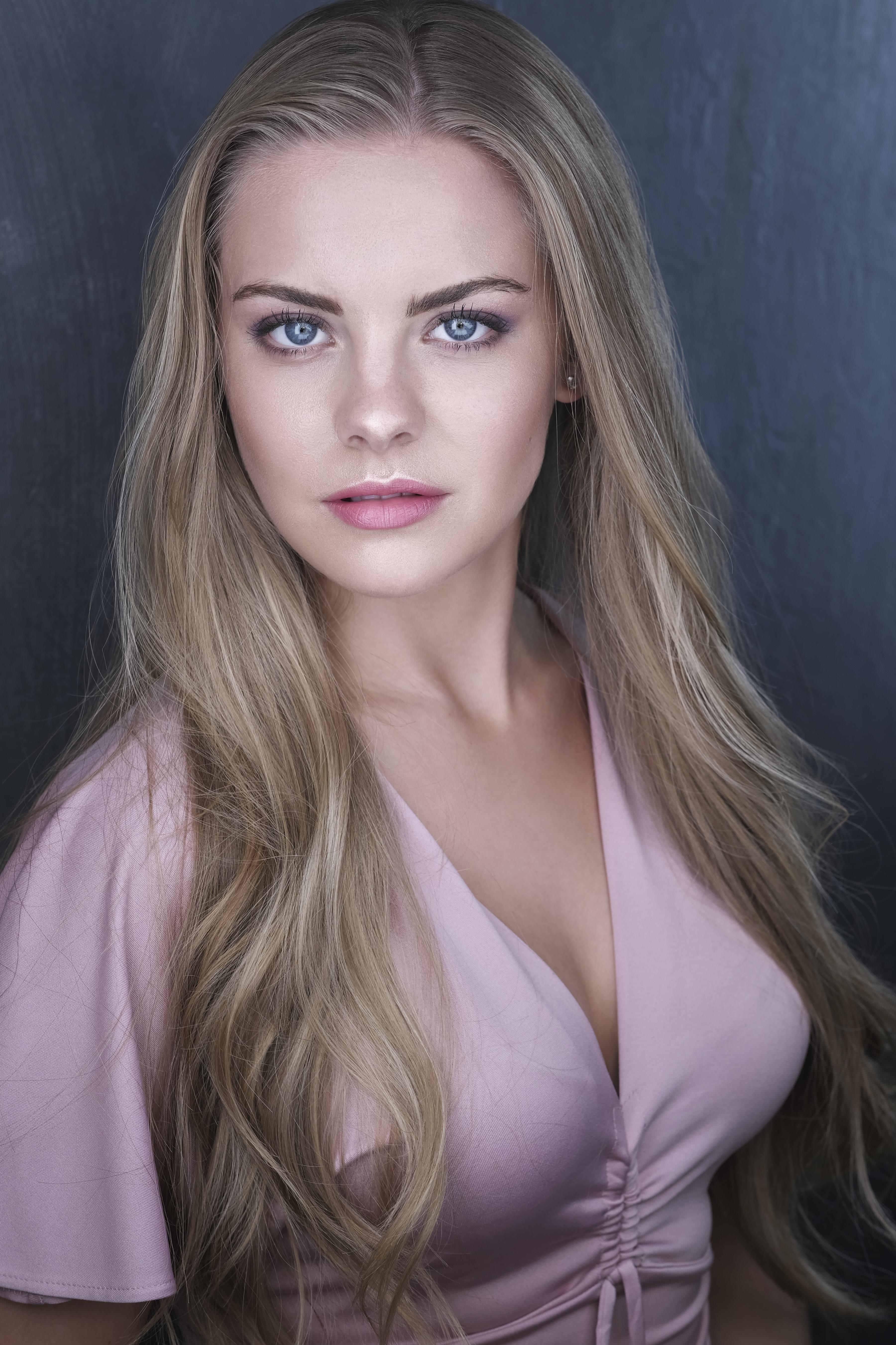 actor Natalie O'Neill large photo