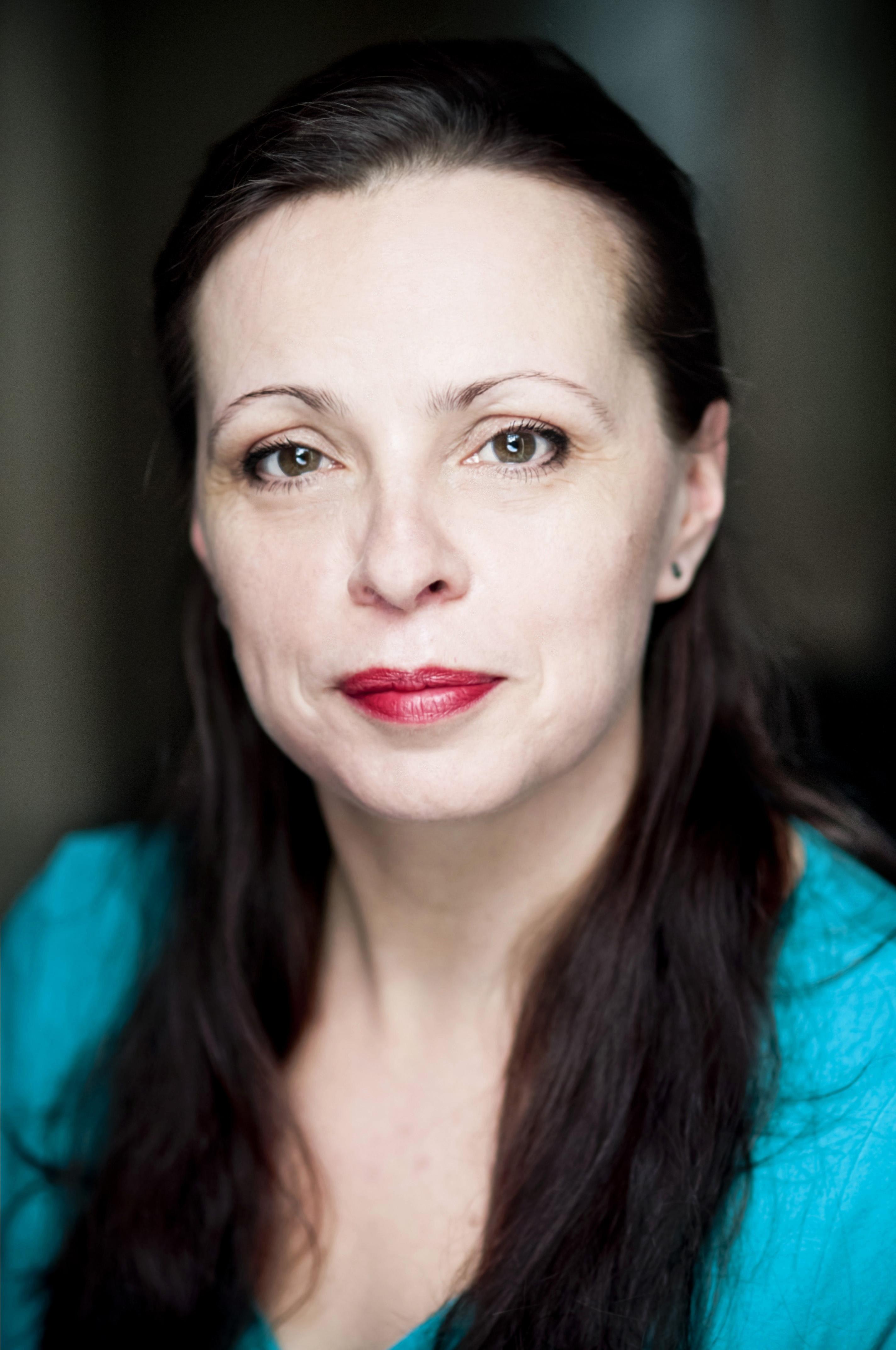 actor Julie Hoult large photo