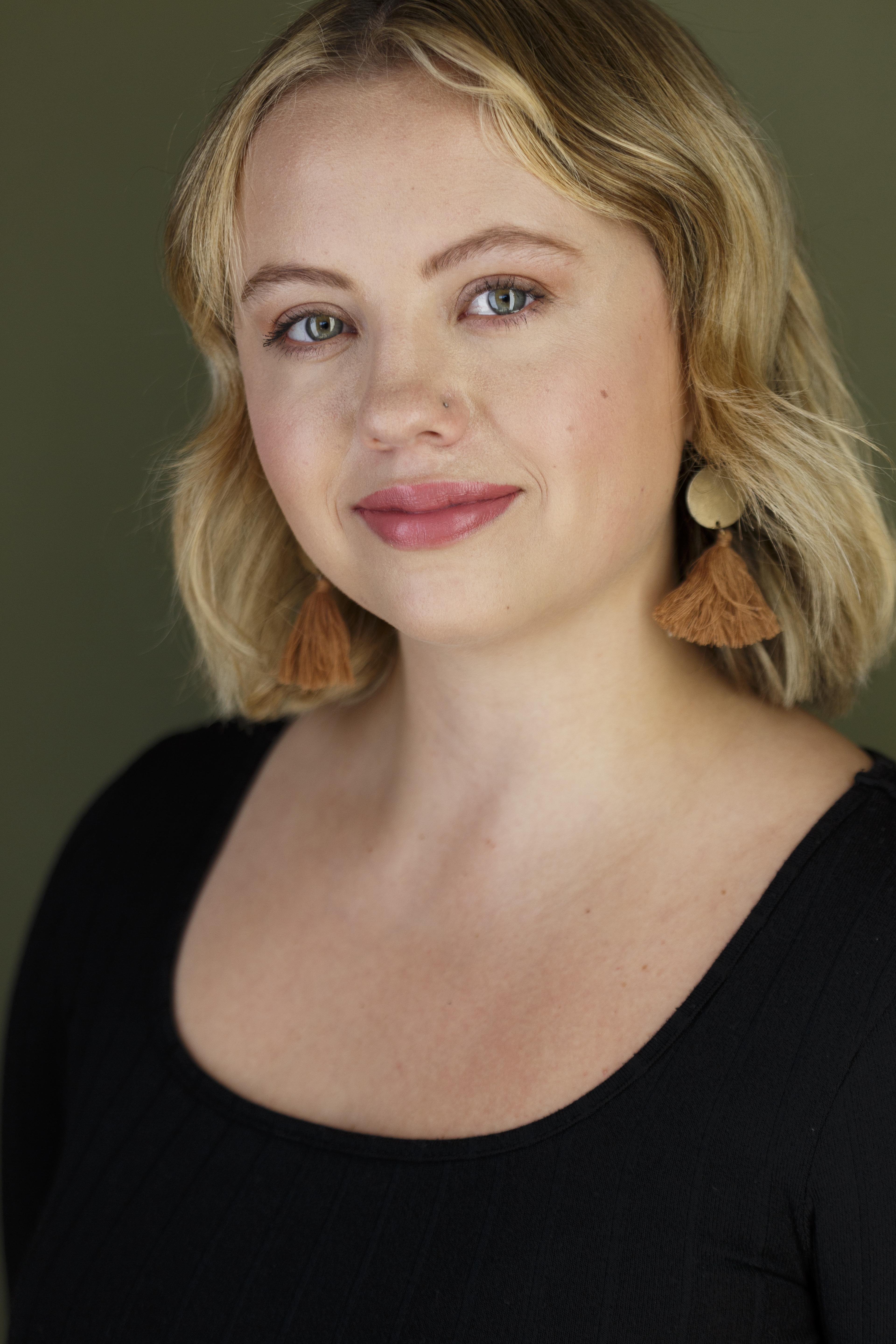 actor Kaitlin Hlywa large photo