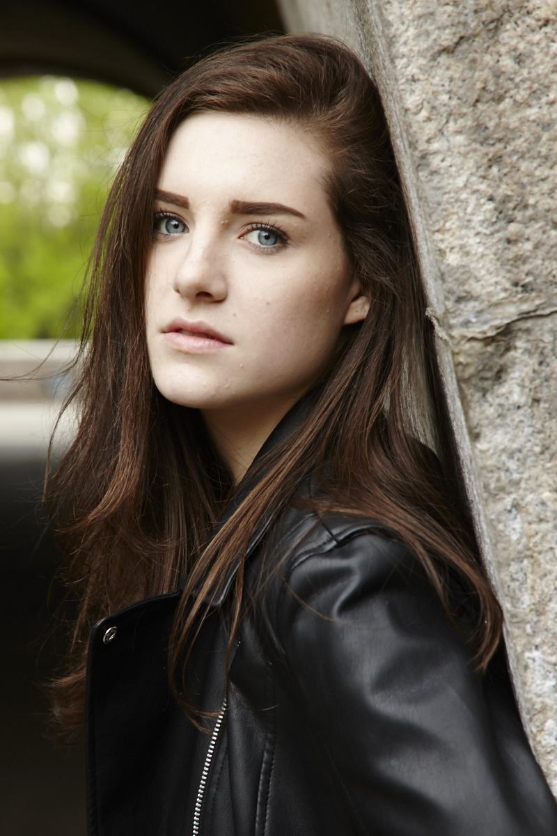 actor Grace Kaiser large photo