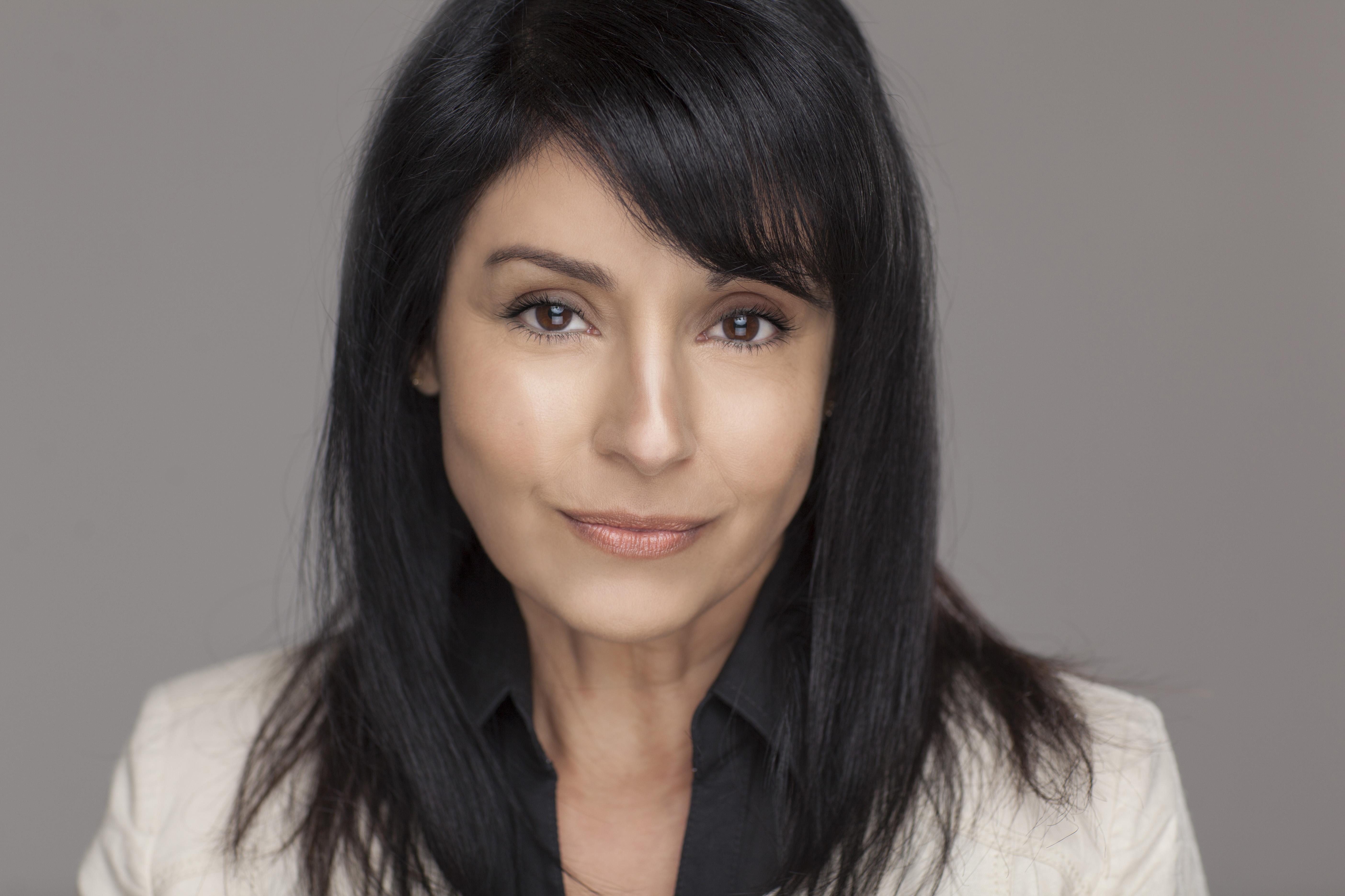 actor Parisa Johnston large photo