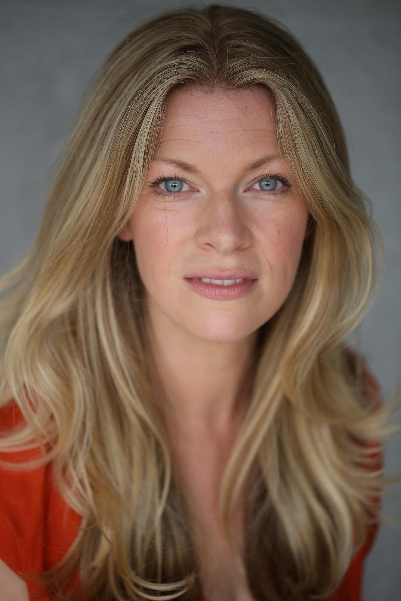 actor Leanne Rowley large photo